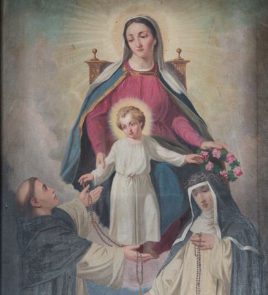 Zdjęcie nr 1: Obraz w formie stojącego prostokąta z przedstawieniem tronującej Matki Boskiej z Dzieciątkiem i klęczącymi przed nią świętymi dominikańskimi. Maria siedzi na tronie unoszącym się wśród obłoków, zwrócona jest frontalnie, z głową skierowaną w prawo. Prawą ręką trzyma za ramię stojącego przed nią Jezusa, w lewej trzyma wieniec z róż nad głową św. Katarzyny. Twarz ma owalną, o łagodnych rysach, oczach skierowanych w dół, prostym nosie i małych ustach, okoloną brązowymi włosami, schowanymi pod welonem. Ubrana jest w ciemnoróżową suknię, niebieski płaszcz ze złoconą lamówką, zapięty pod szyją, zarzucony na ramiona i opadający na kolana, na głowie ma biały welon. Dzieciątko w pozycji stojącej, w kontrapoście, zwrócone jest frontalnie, z głową skierowaną w prawo. Lewą rękę trzyma nad głową św. Katarzyny, prawą podaje różaniec św. Dominikowi. Twarz okrągła, o pełnych policzkach, dużych oczach, małym nosie i pełnych ustach, okolona jasnymi, krótkimi, kręconymi włosami. Jezus ubrany jest w białą tunikę przepasaną w talii. Wokół głów Marii i Dzieciątka nimby promieniste. Po prawej stronie Marii klęczy na jedno kolano św. Dominik. Ukazany jest z profilu, z uniesioną głową i rozłożonymi na boki rękoma, w których podtrzymuje różaniec. Twarz ma szczupłą, z oczami skierowanymi ku górze i z tonsurą na głowie. Ubrany jest w biały habit i czarny płaszcz z kapturem. Po lewej stronie Marii klęczy św. Katarzyna Sieneńska zwrócona w trzech czwartych w prawo, z pochyloną głową. W lewej, uniesionej ręce trzyma różaniec, prawą wyciąga w bok. Twarz ma o łagodnych rysach, zwróconych w dół oczach, prostym nosie i pełnych ustach. Ubrana jest w biały habit ze szkaplerzem oraz czarny płaszcz i welon. Na głowie ma koronę cierniową. Pomiędzy świętymi leży otwarta księga i gałązka lilii. 