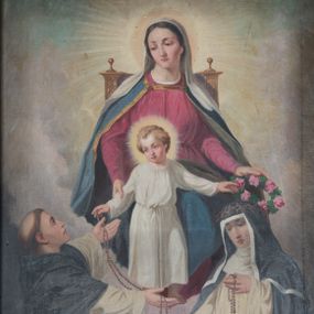 Zdjęcie nr 1: Obraz w formie stojącego prostokąta z przedstawieniem tronującej Matki Boskiej z Dzieciątkiem i klęczącymi przed nią świętymi dominikańskimi. Maria siedzi na tronie unoszącym się wśród obłoków, zwrócona jest frontalnie, z głową skierowaną w prawo. Prawą ręką trzyma za ramię stojącego przed nią Jezusa, w lewej trzyma wieniec z róż nad głową św. Katarzyny. Twarz ma owalną, o łagodnych rysach, oczach skierowanych w dół, prostym nosie i małych ustach, okoloną brązowymi włosami, schowanymi pod welonem. Ubrana jest w ciemnoróżową suknię, niebieski płaszcz ze złoconą lamówką, zapięty pod szyją, zarzucony na ramiona i opadający na kolana, na głowie ma biały welon. Dzieciątko w pozycji stojącej, w kontrapoście, zwrócone jest frontalnie, z głową skierowaną w prawo. Lewą rękę trzyma nad głową św. Katarzyny, prawą podaje różaniec św. Dominikowi. Twarz okrągła, o pełnych policzkach, dużych oczach, małym nosie i pełnych ustach, okolona jasnymi, krótkimi, kręconymi włosami. Jezus ubrany jest w białą tunikę przepasaną w talii. Wokół głów Marii i Dzieciątka nimby promieniste. Po prawej stronie Marii klęczy na jedno kolano św. Dominik. Ukazany jest z profilu, z uniesioną głową i rozłożonymi na boki rękoma, w których podtrzymuje różaniec. Twarz ma szczupłą, z oczami skierowanymi ku górze i z tonsurą na głowie. Ubrany jest w biały habit i czarny płaszcz z kapturem. Po lewej stronie Marii klęczy św. Katarzyna Sieneńska zwrócona w trzech czwartych w prawo, z pochyloną głową. W lewej, uniesionej ręce trzyma różaniec, prawą wyciąga w bok. Twarz ma o łagodnych rysach, zwróconych w dół oczach, prostym nosie i pełnych ustach. Ubrana jest w biały habit ze szkaplerzem oraz czarny płaszcz i welon. Na głowie ma koronę cierniową. Pomiędzy świętymi leży otwarta księga i gałązka lilii. 