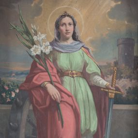 Zdjęcie nr 1: Obraz w formie stojącego prostokąta z przedstawieniem św. Katarzyny Aleksandryjskiej. Święta ukazana w całej postaci, frontalnie, w kontrapoście. W lewej ręce trzyma rękojeść miecza zwróconego ostrzem w dół, prawy łokieć opiera na stojącym obok kole, w dłoni trzyma liść palmy i gałązkę lilii. Katarzyna ma owalną twarz z okrągłymi oczami, prostym nosem i pełnymi ustami, okoloną długimi, brązowymi włosami opadającymi na ramiona. Ubrana jest w białą, długą suknię spodnią ze złoconą lamówką, jasnozieloną suknię wierzchnią sięgającą kolan, ze złotym pasem w talii, na ramiona ma narzucony czerwony płaszcz ze złotą lamówką, opadający na prawą nogę i bok postaci. Pod szyją ma białą podwikę, na głowie zaś półprzeźroczysty welon i diadem. Święta ukazana na tle niskiego muru i kamiennej posadzki, z widocznym w tle pejzażem z wieżą po lewej stronie. Zachmurzone niebo rozstępuje się wokół głowy świętej, na którą padają promienie światła. W prawym dolnym rogu sygnatura „pinx[it] / M[arian] Szczurowski / 1910”. 