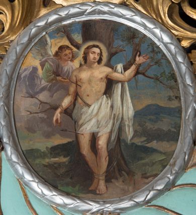 Zdjęcie nr 7: Nastawa ołtarzowa architektoniczna, jednoosiowa, jednokondygnacyjna ze zwieńczeniem ustawiona na cokole z wyodrębnionymi po bokach prostopadłościanami. Ołtarz kamienny prostopadłościenny, ujęty po bokach esownicami, z przodu flankowany kanelowanymi lizenami, w centrum krzyż. Nastawa flankowana parą kolumn o kapitelach kompozytowych, dźwigających pełne belkowanie wyłamane na ich osi, w partii fryzu dekorowane rozetami, wicią roślinną i muszlą. Całe pole środkowe wypełnia nisza w formie stojącego prostokąta z obrazem św. Wojciecha, ujęta złoconą ramą zdobioną dekoracją roślinną. Na belkowaniu ustawione dwa wazony z bukietami kwiatów. Kondygnacja flankowana uszami utworzonymi z ażurowego akantu. Zwieńczenie w formie owalnego pola z obrazem Męczeństwa św. Sebastiana ujętego wieńcem laurowym i ażurowymi liśćmi akantu, u dołu dwa rogi obfitości. Całość zakończona medalionem z okiem Opatrzności w glorii promienistej. Struktura polichromowana w kolorze jasnoniebieskim, z niebieskimi i czerwonymi detalami, kolumny, profile i ornamentyka złocone, elementy dekoracji srebrzone. 