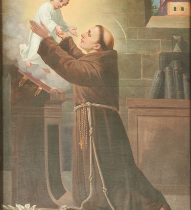 Zdjęcie nr 1: Obraz w formie stojącego prostokąta. W centrum ukazana postać św. Antoniego Padewskiego klęczącego przed pulpitem z klęcznikiem, przed unoszącym się na obłoku Dzieciątkiem Jezus. Święty zwrócony profilem w lewo, z głową i rękami uniesionymi w górę. Twarz ma szczupłą, o małych oczach zwróconych do góry, garbatym nosie i pełnych ustach, okoloną krótkimi, brązowymi włosami z tonsurą na głowie. Ubrany jest w brązowy habit z kapturem, przewiązany w pasie sznurem, z zawieszonym u boku różańcem; na stopach ma buty. Nad pulpitem z księgą, pośród obłoków ukazane Dzieciątko, zwrócone w trzech czwartych w prawo, w wykroku, z pochyloną głową i rękami wyciągniętymi w stronę świętego. Jezus ma twarz o delikatnych rysach, z niewielkimi oczami, małym nosem i ustami, okoloną jasnymi, kręconymi włosami. Ubrany jest w luźną, białą tunikę. Obok pulpitu, przed świętym leży otwarta księga z gałązką lilii. Scena ukazana we wnętrzu o kamiennych murach z okienkiem w prawym górnym rogu obrazu ukazującym widok na wieżę kościoła. Pod ścianą skrzynia, na której ustawione są księgi oraz klepsydra. W prawym dolnym rogu sygnatura „pinxit. / Maryan Szczurowski / 1910”. 