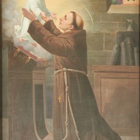 Zdjęcie nr 1: Obraz w formie stojącego prostokąta. W centrum ukazana postać św. Antoniego Padewskiego klęczącego przed pulpitem z klęcznikiem, przed unoszącym się na obłoku Dzieciątkiem Jezus. Święty zwrócony profilem w lewo, z głową i rękami uniesionymi w górę. Twarz ma szczupłą, o małych oczach zwróconych do góry, garbatym nosie i pełnych ustach, okoloną krótkimi, brązowymi włosami z tonsurą na głowie. Ubrany jest w brązowy habit z kapturem, przewiązany w pasie sznurem, z zawieszonym u boku różańcem; na stopach ma buty. Nad pulpitem z księgą, pośród obłoków ukazane Dzieciątko, zwrócone w trzech czwartych w prawo, w wykroku, z pochyloną głową i rękami wyciągniętymi w stronę świętego. Jezus ma twarz o delikatnych rysach, z niewielkimi oczami, małym nosem i ustami, okoloną jasnymi, kręconymi włosami. Ubrany jest w luźną, białą tunikę. Obok pulpitu, przed świętym leży otwarta księga z gałązką lilii. Scena ukazana we wnętrzu o kamiennych murach z okienkiem w prawym górnym rogu obrazu ukazującym widok na wieżę kościoła. Pod ścianą skrzynia, na której ustawione są księgi oraz klepsydra. W prawym dolnym rogu sygnatura „pinxit. / Maryan Szczurowski / 1910”. 
