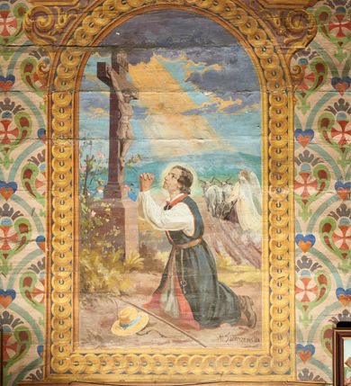 Zdjęcie nr 2: W prezbiterium w dolnej połowie ścian polichromia w formie namalowanej jasnoczerwonej, wielkowzorzytej tkaniny o motywach geometrycznych i roślinnych z niebieskim monogramem Marii i żółtymi koronami; jej górny brzeg odwiedziony jest pasem z brązowo-czerwoną dekoracją roślinną. Ściana przedzielona w połowie wysokości pasem z arkadkami wypełnionymi żółtymi wazonami oraz dekoracją roślinną na zielonym tle. W ich przyłuczach czerwone pola wypełnione malowaną roślinnością. W górnej połowie ścian malowane płyciny o jasnobrązowych ramach, których pola wypełnione są wzorem o motywie żółtych sześcioboków z fioletowymi kwiatami. Na południowej ścianie prezbiterium okna obwiedzione malowanymi, mazerowanymi ramami. W górnej części ściany, pod belkowaniem fryz utworzony z uskrzydlonych główek anielskich ukazanych na niebieskim tle, pomiędzy którymi znajdują się czerwone kampanule, pod nim podwieszone kwiatowe girlandy. Ściany zakończone profilowanym gzymsem, pomalowanym w dwa pasy – czerwony i niebieski, dekorowane motywem liści. Ściany podzielone lizenami w kolorze fioletowym, zdobionymi motywami geometrycznymi, różnymi w dolnej i górnej połowie. Strop prezbiterium z namalowaną płyciną w formie stojącego prostokąta, zamkniętego u dołu trójbocznie, o wklęsłych sześciu narożach, w których namalowana jest dekoracja roślinna. Płycina ujęta brązowo-żółtą ramą zdobioną motywem roślinnym oraz niebieskim pasem, z abstrakcyjnym motywem na wklęśnięciach. Różowe pole wypełnione białą kratką z kwiatami. W jego centrum owalny medalion w malowanej, profilowanej ramie oraz niebieskiej opasce z wypustkami, na których zawieszonych jest wokół osiem kwiatowych girland oraz cztery fantazyjne motywy kwiatowe. W medalionie namalowana scena Koronacji Matki Bożej. W jego centrum siedząca na obłokach Maria, ukazana frontalnie, z prawą ręką złożoną na piersi, lewą wyciągniętą w bok. Twarz ma pociągłą, o migdałowatych oczach, prostym nosie i pełnych ustach, okoloną długimi, falowanymi, jasnymi włosami. Ubrana jest w białą tunikę i niebieski płaszcz zarzucony na ramiona i kolana. Po jej prawej siedzi Chrystus, zwrócony w trzech czwartych w lewo, pochylony, prawą ręką podtrzymuje nad jej głową koronę. Twarz ma podłużną, o okrągłych oczach, lekko garbatym nosie i pełnych ustach, okolona brązowymi włosami i brodą. Ubrany jest w białą tunikę i czerwony płaszcz, o jego lewe ramię oparty jest krzyż. Po lewej stronie Marii siedzi Bóg Ojciec, zwrócony w trzech czwartych w prawo, lewą ręką przytrzymuje przy boku kulę, prawą podtrzymuje koronę nad głową Marii. Bóg ukazany jako starzec, o wysokim czole, podłużnej twarzy, małych oczach, garbatym nosie i pełnych ustach. Włosy i brodę ma długie i siwe. Ubrany jest w fioletową tunikę i jasnobrązowy płaszcz. Nad postaciami unosi się gołębica Ducha Świętego w glorii promienistej. Scena ukazana na tle błękitnego nieba, wypełnionego obłokami, w dolnej części obrazu z ukazanymi uskrzydlonymi główkami anielskimi. 
Ściany nawy w jednej trzeciej wysokości obwiedzione są pasem z malowanymi czerwono-brązowymi płycinami o naprzemiennym układzie owali i rombów, wypełnionymi dekoracją geometryczną i motywami roślinnymi. Ponad nimi wzdłuż ściany malowany niebieski pas o kolorowej i fantazyjnej dekoracji. Ściany w dwóch trzecich wysokości pokryte jasnoróżową polichromią o wielobarwnym, fantazyjnym, geometryczno-roślinnym wzorze z motywem równoramiennych krzyży. Ściany zakończone niebieskim fryzem przypominającym lambrekin z motywami geometrycznymi. Całość opasana profilowanym gzymsem, pomalowanym w dwa pasy – czerwony i niebieski, z dekoracją o motywach liści. Ściany podzielone lizenami pomalowanymi na kolor fioletowy, z dekoracją geometryczną. Na ścianach północnej i południowej po dwa okna obwiedzione malowanymi, mazerowanymi ramami. Pomiędzy oknami sceny w formie stojącego prostokąta zamkniętego łukiem półkolistym, w malowanej ramie dekorowanej cekinami. U dołu ramy fragment gzymsu dekorowanego kimationem z podwieszeniem zdobionym uskrzydloną główką anielską i meandrem. Rama zamknięta gzymsem wyłamanym na kształt łuku odcinkowego, podtrzymywanym na konsolach, dekorowanych motywem roślinnym. 
Na ścianie północnej scena z przedstawieniem św. Jakuba Większego z aniołem. W dolnej części obrazu święty w pozycji półleżącej, oparty o schody, ukazany frontalnie, z uniesioną głową, skierowaną w lewo i skrzyżowanymi na piersi rekami. Twarz ma owalną, o dużych oczach skierowanych w górę, prostym nosie i rozchylonych ustach, okoloną, krótkimi, jasnobrązowymi włosami i brodą. Wokół jego głowy nimb. Ubrany jest w ciemnobrązową tunikę, przepasaną sznurem, na lewym ramieniu ma muszlę, lewą ręką przytrzymuje laskę z bukłakiem. Na stopach ma sandały. Nad świętym unosi się anioł, zwrócony w trzech czwartych w lewo, w wykroku, z pochyloną głową, w prawej ręce trzyma liść palmy, w lewej, nad głową świętego - wieniec z róż. Anioł o młodzieńczej twarzy, z dużymi oczami zwróconymi w dół, dużym nosem i małymi ustami, okolonej jasnymi włosami sięgającymi ramion. Ubrany jest w żółtą tunikę oraz jasnofioletowy płaszcz. Ma białe i rozłożone skrzydła. Ukazany jest w otoczeniu obłoków. Poniżej, obok świętego na ziemi leży puklerz i miecz. Postacie ukazane we wnętrzu, z widoczną murowaną ścianą z oknami, fragmentem kolumny i schodami. W prawym dolnym sygnatura „M. Szczurowsk[i]”. 
Na ścianie południowej scena z przedstawieniem św. Izydora Oracza modlącego się przed kapliczką. W dolnej części obrazu święty w pozycji klęczącej, zwrócony profilem w prawo, z uniesionymi rękami o splecionych dłoniach w geście modlitwy, z uniesioną głową. Twarz ma szczupłą, o oczach skierowanych w górę, małym nosie i pełnych ustach, okoloną krótkimi, brązowymi włosami. Ubrany jest w białą koszulę, niebieski kaftan z czerwoną podszewką, przepasany w talii, z zawieszonym kluczem, na stopach ma buty. Przed nim, na ziemi leżą słomkowy kapelusz i bat. Przed świętym kapliczka w formie kamiennego krucyfiksu na cokole, pośród krzaków z kwiatami. Święty ukazany na tle pejzażu, z widocznym w oddali polem, na którym dwa woły ciągną pług, prowadzony przez anioła. Powyżej błękitne niebo zasnute ciemnymi chmurami, spod których wydobywa się strumień światła. W prawym dolnym rogu sygnatura „M. Szczurowski”. 
W zachodniej części nawy beżowa balustrada chóru muzycznego, na której namalowane są prostokątne płyciny, o krótszych bokach dekorowanych motywem roślinnym. Ich pola wypełnia niebieska opaska oraz różowa kratka ze zdobieniem roślinnym. Płycina środkowa w formie owalu z przedstawieniem Dawida, siedzącego na tronie i grającego na harfie. Postać ukazana do połowy, zwrócona w trzech czwartych w prawo, dwiema wyciągniętymi rękami dotyka strun harfy. Dawid o pociągłej twarzy, ze schematycznie oddanymi rysami, okolony brązowymi włosami i brodą. Na głowie ma koronę otwartą. Ubrany jest w czerwoną suknię, na ramiona ma narzuconą gronostajową pelerynę. Nad nim zawieszony czerwony baldachim, z zieloną podszewką. W oddali widoczny zarys zabudowań miejskich. Profile cokołu i gzymsu balustrady malowane w kolorowe pasy, z dekoracją roślinną. 
Na stropie nawy malowana płycina w formie stojącego prostokąta o zaokrąglonych narożach, ujęta niebieską ramą o geometrycznym wzorze, w miejscu naroży stylizowane roślinne palmety. W narożach płyciny cztery owalne medaliony z popiersiami św. Stanisława Kostki, św. Kazimierza Jagiellończyka, św. Stanisława z Piotrowinem i św. Jana Kantego. Medaliony ujęte są wolutowymi kartuszami, dekorowanymi stylizowanym ornamentem roślinnym. W polu centralnym malowanej płyciny scena ze św. Klemensem w formie stojącego prostokąta o wklęsłych narożach, ujęta malowaną ramą, w narożach uskrzydlone główki anielskie. Scena otoczona drugą ramą o fantazyjnym zarysie, dekorowaną na bokach fantazyjnymi szczytami z ornamentem roślinnym, które połączone są kwiecistymi girlandami z narożnymi kartuszami. Scena ze św. Klemensem przedstawia go w kamieniołomie, błogosławiącego robotników z kilofami. Święty ukazany jest jako starzec, z siwą brodą i włosami oraz łysiną na głowie. Ubrany jest w jasnofioletową sutannę, białą rokietę z dekoracyjnym obszyciem oraz jasnoczerwony, szeroki ornat, na piersi ma paliusz. W tle pomiędzy dwoma wzniesieniami skalnymi widoczne morze, z płynącym statkiem, w oddali zaś brzeg z domem. Na skarpie w lewej części obrazu ukazany baranek w glorii promienistej, na przeciwległej dwaj żołnierze, którzy zrzucili świętego z kotwicą zawieszoną u szyi do morza. Przy dolnej krawędzi obrazu sygnatura „pinxit 1910 / M. Szczurowski”.
