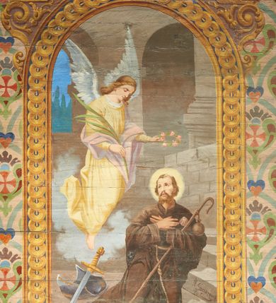 Zdjęcie nr 6: W prezbiterium w dolnej połowie ścian polichromia w formie namalowanej jasnoczerwonej, wielkowzorzytej tkaniny o motywach geometrycznych i roślinnych z niebieskim monogramem Marii i żółtymi koronami; jej górny brzeg odwiedziony jest pasem z brązowo-czerwoną dekoracją roślinną. Ściana przedzielona w połowie wysokości pasem z arkadkami wypełnionymi żółtymi wazonami oraz dekoracją roślinną na zielonym tle. W ich przyłuczach czerwone pola wypełnione malowaną roślinnością. W górnej połowie ścian malowane płyciny o jasnobrązowych ramach, których pola wypełnione są wzorem o motywie żółtych sześcioboków z fioletowymi kwiatami. Na południowej ścianie prezbiterium okna obwiedzione malowanymi, mazerowanymi ramami. W górnej części ściany, pod belkowaniem fryz utworzony z uskrzydlonych główek anielskich ukazanych na niebieskim tle, pomiędzy którymi znajdują się czerwone kampanule, pod nim podwieszone kwiatowe girlandy. Ściany zakończone profilowanym gzymsem, pomalowanym w dwa pasy – czerwony i niebieski, dekorowane motywem liści. Ściany podzielone lizenami w kolorze fioletowym, zdobionymi motywami geometrycznymi, różnymi w dolnej i górnej połowie. Strop prezbiterium z namalowaną płyciną w formie stojącego prostokąta, zamkniętego u dołu trójbocznie, o wklęsłych sześciu narożach, w których namalowana jest dekoracja roślinna. Płycina ujęta brązowo-żółtą ramą zdobioną motywem roślinnym oraz niebieskim pasem, z abstrakcyjnym motywem na wklęśnięciach. Różowe pole wypełnione białą kratką z kwiatami. W jego centrum owalny medalion w malowanej, profilowanej ramie oraz niebieskiej opasce z wypustkami, na których zawieszonych jest wokół osiem kwiatowych girland oraz cztery fantazyjne motywy kwiatowe. W medalionie namalowana scena Koronacji Matki Bożej. W jego centrum siedząca na obłokach Maria, ukazana frontalnie, z prawą ręką złożoną na piersi, lewą wyciągniętą w bok. Twarz ma pociągłą, o migdałowatych oczach, prostym nosie i pełnych ustach, okoloną długimi, falowanymi, jasnymi włosami. Ubrana jest w białą tunikę i niebieski płaszcz zarzucony na ramiona i kolana. Po jej prawej siedzi Chrystus, zwrócony w trzech czwartych w lewo, pochylony, prawą ręką podtrzymuje nad jej głową koronę. Twarz ma podłużną, o okrągłych oczach, lekko garbatym nosie i pełnych ustach, okolona brązowymi włosami i brodą. Ubrany jest w białą tunikę i czerwony płaszcz, o jego lewe ramię oparty jest krzyż. Po lewej stronie Marii siedzi Bóg Ojciec, zwrócony w trzech czwartych w prawo, lewą ręką przytrzymuje przy boku kulę, prawą podtrzymuje koronę nad głową Marii. Bóg ukazany jako starzec, o wysokim czole, podłużnej twarzy, małych oczach, garbatym nosie i pełnych ustach. Włosy i brodę ma długie i siwe. Ubrany jest w fioletową tunikę i jasnobrązowy płaszcz. Nad postaciami unosi się gołębica Ducha Świętego w glorii promienistej. Scena ukazana na tle błękitnego nieba, wypełnionego obłokami, w dolnej części obrazu z ukazanymi uskrzydlonymi główkami anielskimi. 
Ściany nawy w jednej trzeciej wysokości obwiedzione są pasem z malowanymi czerwono-brązowymi płycinami o naprzemiennym układzie owali i rombów, wypełnionymi dekoracją geometryczną i motywami roślinnymi. Ponad nimi wzdłuż ściany malowany niebieski pas o kolorowej i fantazyjnej dekoracji. Ściany w dwóch trzecich wysokości pokryte jasnoróżową polichromią o wielobarwnym, fantazyjnym, geometryczno-roślinnym wzorze z motywem równoramiennych krzyży. Ściany zakończone niebieskim fryzem przypominającym lambrekin z motywami geometrycznymi. Całość opasana profilowanym gzymsem, pomalowanym w dwa pasy – czerwony i niebieski, z dekoracją o motywach liści. Ściany podzielone lizenami pomalowanymi na kolor fioletowy, z dekoracją geometryczną. Na ścianach północnej i południowej po dwa okna obwiedzione malowanymi, mazerowanymi ramami. Pomiędzy oknami sceny w formie stojącego prostokąta zamkniętego łukiem półkolistym, w malowanej ramie dekorowanej cekinami. U dołu ramy fragment gzymsu dekorowanego kimationem z podwieszeniem zdobionym uskrzydloną główką anielską i meandrem. Rama zamknięta gzymsem wyłamanym na kształt łuku odcinkowego, podtrzymywanym na konsolach, dekorowanych motywem roślinnym. 
Na ścianie północnej scena z przedstawieniem św. Jakuba Większego z aniołem. W dolnej części obrazu święty w pozycji półleżącej, oparty o schody, ukazany frontalnie, z uniesioną głową, skierowaną w lewo i skrzyżowanymi na piersi rekami. Twarz ma owalną, o dużych oczach skierowanych w górę, prostym nosie i rozchylonych ustach, okoloną, krótkimi, jasnobrązowymi włosami i brodą. Wokół jego głowy nimb. Ubrany jest w ciemnobrązową tunikę, przepasaną sznurem, na lewym ramieniu ma muszlę, lewą ręką przytrzymuje laskę z bukłakiem. Na stopach ma sandały. Nad świętym unosi się anioł, zwrócony w trzech czwartych w lewo, w wykroku, z pochyloną głową, w prawej ręce trzyma liść palmy, w lewej, nad głową świętego - wieniec z róż. Anioł o młodzieńczej twarzy, z dużymi oczami zwróconymi w dół, dużym nosem i małymi ustami, okolonej jasnymi włosami sięgającymi ramion. Ubrany jest w żółtą tunikę oraz jasnofioletowy płaszcz. Ma białe i rozłożone skrzydła. Ukazany jest w otoczeniu obłoków. Poniżej, obok świętego na ziemi leży puklerz i miecz. Postacie ukazane we wnętrzu, z widoczną murowaną ścianą z oknami, fragmentem kolumny i schodami. W prawym dolnym sygnatura „M. Szczurowsk[i]”. 
Na ścianie południowej scena z przedstawieniem św. Izydora Oracza modlącego się przed kapliczką. W dolnej części obrazu święty w pozycji klęczącej, zwrócony profilem w prawo, z uniesionymi rękami o splecionych dłoniach w geście modlitwy, z uniesioną głową. Twarz ma szczupłą, o oczach skierowanych w górę, małym nosie i pełnych ustach, okoloną krótkimi, brązowymi włosami. Ubrany jest w białą koszulę, niebieski kaftan z czerwoną podszewką, przepasany w talii, z zawieszonym kluczem, na stopach ma buty. Przed nim, na ziemi leżą słomkowy kapelusz i bat. Przed świętym kapliczka w formie kamiennego krucyfiksu na cokole, pośród krzaków z kwiatami. Święty ukazany na tle pejzażu, z widocznym w oddali polem, na którym dwa woły ciągną pług, prowadzony przez anioła. Powyżej błękitne niebo zasnute ciemnymi chmurami, spod których wydobywa się strumień światła. W prawym dolnym rogu sygnatura „M. Szczurowski”. 
W zachodniej części nawy beżowa balustrada chóru muzycznego, na której namalowane są prostokątne płyciny, o krótszych bokach dekorowanych motywem roślinnym. Ich pola wypełnia niebieska opaska oraz różowa kratka ze zdobieniem roślinnym. Płycina środkowa w formie owalu z przedstawieniem Dawida, siedzącego na tronie i grającego na harfie. Postać ukazana do połowy, zwrócona w trzech czwartych w prawo, dwiema wyciągniętymi rękami dotyka strun harfy. Dawid o pociągłej twarzy, ze schematycznie oddanymi rysami, okolony brązowymi włosami i brodą. Na głowie ma koronę otwartą. Ubrany jest w czerwoną suknię, na ramiona ma narzuconą gronostajową pelerynę. Nad nim zawieszony czerwony baldachim, z zieloną podszewką. W oddali widoczny zarys zabudowań miejskich. Profile cokołu i gzymsu balustrady malowane w kolorowe pasy, z dekoracją roślinną. 
Na stropie nawy malowana płycina w formie stojącego prostokąta o zaokrąglonych narożach, ujęta niebieską ramą o geometrycznym wzorze, w miejscu naroży stylizowane roślinne palmety. W narożach płyciny cztery owalne medaliony z popiersiami św. Stanisława Kostki, św. Kazimierza Jagiellończyka, św. Stanisława z Piotrowinem i św. Jana Kantego. Medaliony ujęte są wolutowymi kartuszami, dekorowanymi stylizowanym ornamentem roślinnym. W polu centralnym malowanej płyciny scena ze św. Klemensem w formie stojącego prostokąta o wklęsłych narożach, ujęta malowaną ramą, w narożach uskrzydlone główki anielskie. Scena otoczona drugą ramą o fantazyjnym zarysie, dekorowaną na bokach fantazyjnymi szczytami z ornamentem roślinnym, które połączone są kwiecistymi girlandami z narożnymi kartuszami. Scena ze św. Klemensem przedstawia go w kamieniołomie, błogosławiącego robotników z kilofami. Święty ukazany jest jako starzec, z siwą brodą i włosami oraz łysiną na głowie. Ubrany jest w jasnofioletową sutannę, białą rokietę z dekoracyjnym obszyciem oraz jasnoczerwony, szeroki ornat, na piersi ma paliusz. W tle pomiędzy dwoma wzniesieniami skalnymi widoczne morze, z płynącym statkiem, w oddali zaś brzeg z domem. Na skarpie w lewej części obrazu ukazany baranek w glorii promienistej, na przeciwległej dwaj żołnierze, którzy zrzucili świętego z kotwicą zawieszoną u szyi do morza. Przy dolnej krawędzi obrazu sygnatura „pinxit 1910 / M. Szczurowski”.

