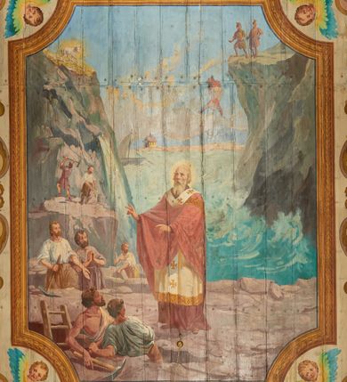 Zdjęcie nr 7: W prezbiterium w dolnej połowie ścian polichromia w formie namalowanej jasnoczerwonej, wielkowzorzytej tkaniny o motywach geometrycznych i roślinnych z niebieskim monogramem Marii i żółtymi koronami; jej górny brzeg odwiedziony jest pasem z brązowo-czerwoną dekoracją roślinną. Ściana przedzielona w połowie wysokości pasem z arkadkami wypełnionymi żółtymi wazonami oraz dekoracją roślinną na zielonym tle. W ich przyłuczach czerwone pola wypełnione malowaną roślinnością. W górnej połowie ścian malowane płyciny o jasnobrązowych ramach, których pola wypełnione są wzorem o motywie żółtych sześcioboków z fioletowymi kwiatami. Na południowej ścianie prezbiterium okna obwiedzione malowanymi, mazerowanymi ramami. W górnej części ściany, pod belkowaniem fryz utworzony z uskrzydlonych główek anielskich ukazanych na niebieskim tle, pomiędzy którymi znajdują się czerwone kampanule, pod nim podwieszone kwiatowe girlandy. Ściany zakończone profilowanym gzymsem, pomalowanym w dwa pasy – czerwony i niebieski, dekorowane motywem liści. Ściany podzielone lizenami w kolorze fioletowym, zdobionymi motywami geometrycznymi, różnymi w dolnej i górnej połowie. Strop prezbiterium z namalowaną płyciną w formie stojącego prostokąta, zamkniętego u dołu trójbocznie, o wklęsłych sześciu narożach, w których namalowana jest dekoracja roślinna. Płycina ujęta brązowo-żółtą ramą zdobioną motywem roślinnym oraz niebieskim pasem, z abstrakcyjnym motywem na wklęśnięciach. Różowe pole wypełnione białą kratką z kwiatami. W jego centrum owalny medalion w malowanej, profilowanej ramie oraz niebieskiej opasce z wypustkami, na których zawieszonych jest wokół osiem kwiatowych girland oraz cztery fantazyjne motywy kwiatowe. W medalionie namalowana scena Koronacji Matki Bożej. W jego centrum siedząca na obłokach Maria, ukazana frontalnie, z prawą ręką złożoną na piersi, lewą wyciągniętą w bok. Twarz ma pociągłą, o migdałowatych oczach, prostym nosie i pełnych ustach, okoloną długimi, falowanymi, jasnymi włosami. Ubrana jest w białą tunikę i niebieski płaszcz zarzucony na ramiona i kolana. Po jej prawej siedzi Chrystus, zwrócony w trzech czwartych w lewo, pochylony, prawą ręką podtrzymuje nad jej głową koronę. Twarz ma podłużną, o okrągłych oczach, lekko garbatym nosie i pełnych ustach, okolona brązowymi włosami i brodą. Ubrany jest w białą tunikę i czerwony płaszcz, o jego lewe ramię oparty jest krzyż. Po lewej stronie Marii siedzi Bóg Ojciec, zwrócony w trzech czwartych w prawo, lewą ręką przytrzymuje przy boku kulę, prawą podtrzymuje koronę nad głową Marii. Bóg ukazany jako starzec, o wysokim czole, podłużnej twarzy, małych oczach, garbatym nosie i pełnych ustach. Włosy i brodę ma długie i siwe. Ubrany jest w fioletową tunikę i jasnobrązowy płaszcz. Nad postaciami unosi się gołębica Ducha Świętego w glorii promienistej. Scena ukazana na tle błękitnego nieba, wypełnionego obłokami, w dolnej części obrazu z ukazanymi uskrzydlonymi główkami anielskimi. 
Ściany nawy w jednej trzeciej wysokości obwiedzione są pasem z malowanymi czerwono-brązowymi płycinami o naprzemiennym układzie owali i rombów, wypełnionymi dekoracją geometryczną i motywami roślinnymi. Ponad nimi wzdłuż ściany malowany niebieski pas o kolorowej i fantazyjnej dekoracji. Ściany w dwóch trzecich wysokości pokryte jasnoróżową polichromią o wielobarwnym, fantazyjnym, geometryczno-roślinnym wzorze z motywem równoramiennych krzyży. Ściany zakończone niebieskim fryzem przypominającym lambrekin z motywami geometrycznymi. Całość opasana profilowanym gzymsem, pomalowanym w dwa pasy – czerwony i niebieski, z dekoracją o motywach liści. Ściany podzielone lizenami pomalowanymi na kolor fioletowy, z dekoracją geometryczną. Na ścianach północnej i południowej po dwa okna obwiedzione malowanymi, mazerowanymi ramami. Pomiędzy oknami sceny w formie stojącego prostokąta zamkniętego łukiem półkolistym, w malowanej ramie dekorowanej cekinami. U dołu ramy fragment gzymsu dekorowanego kimationem z podwieszeniem zdobionym uskrzydloną główką anielską i meandrem. Rama zamknięta gzymsem wyłamanym na kształt łuku odcinkowego, podtrzymywanym na konsolach, dekorowanych motywem roślinnym. 
Na ścianie północnej scena z przedstawieniem św. Jakuba Większego z aniołem. W dolnej części obrazu święty w pozycji półleżącej, oparty o schody, ukazany frontalnie, z uniesioną głową, skierowaną w lewo i skrzyżowanymi na piersi rekami. Twarz ma owalną, o dużych oczach skierowanych w górę, prostym nosie i rozchylonych ustach, okoloną, krótkimi, jasnobrązowymi włosami i brodą. Wokół jego głowy nimb. Ubrany jest w ciemnobrązową tunikę, przepasaną sznurem, na lewym ramieniu ma muszlę, lewą ręką przytrzymuje laskę z bukłakiem. Na stopach ma sandały. Nad świętym unosi się anioł, zwrócony w trzech czwartych w lewo, w wykroku, z pochyloną głową, w prawej ręce trzyma liść palmy, w lewej, nad głową świętego - wieniec z róż. Anioł o młodzieńczej twarzy, z dużymi oczami zwróconymi w dół, dużym nosem i małymi ustami, okolonej jasnymi włosami sięgającymi ramion. Ubrany jest w żółtą tunikę oraz jasnofioletowy płaszcz. Ma białe i rozłożone skrzydła. Ukazany jest w otoczeniu obłoków. Poniżej, obok świętego na ziemi leży puklerz i miecz. Postacie ukazane we wnętrzu, z widoczną murowaną ścianą z oknami, fragmentem kolumny i schodami. W prawym dolnym sygnatura „M. Szczurowsk[i]”. 
Na ścianie południowej scena z przedstawieniem św. Izydora Oracza modlącego się przed kapliczką. W dolnej części obrazu święty w pozycji klęczącej, zwrócony profilem w prawo, z uniesionymi rękami o splecionych dłoniach w geście modlitwy, z uniesioną głową. Twarz ma szczupłą, o oczach skierowanych w górę, małym nosie i pełnych ustach, okoloną krótkimi, brązowymi włosami. Ubrany jest w białą koszulę, niebieski kaftan z czerwoną podszewką, przepasany w talii, z zawieszonym kluczem, na stopach ma buty. Przed nim, na ziemi leżą słomkowy kapelusz i bat. Przed świętym kapliczka w formie kamiennego krucyfiksu na cokole, pośród krzaków z kwiatami. Święty ukazany na tle pejzażu, z widocznym w oddali polem, na którym dwa woły ciągną pług, prowadzony przez anioła. Powyżej błękitne niebo zasnute ciemnymi chmurami, spod których wydobywa się strumień światła. W prawym dolnym rogu sygnatura „M. Szczurowski”. 
W zachodniej części nawy beżowa balustrada chóru muzycznego, na której namalowane są prostokątne płyciny, o krótszych bokach dekorowanych motywem roślinnym. Ich pola wypełnia niebieska opaska oraz różowa kratka ze zdobieniem roślinnym. Płycina środkowa w formie owalu z przedstawieniem Dawida, siedzącego na tronie i grającego na harfie. Postać ukazana do połowy, zwrócona w trzech czwartych w prawo, dwiema wyciągniętymi rękami dotyka strun harfy. Dawid o pociągłej twarzy, ze schematycznie oddanymi rysami, okolony brązowymi włosami i brodą. Na głowie ma koronę otwartą. Ubrany jest w czerwoną suknię, na ramiona ma narzuconą gronostajową pelerynę. Nad nim zawieszony czerwony baldachim, z zieloną podszewką. W oddali widoczny zarys zabudowań miejskich. Profile cokołu i gzymsu balustrady malowane w kolorowe pasy, z dekoracją roślinną. 
Na stropie nawy malowana płycina w formie stojącego prostokąta o zaokrąglonych narożach, ujęta niebieską ramą o geometrycznym wzorze, w miejscu naroży stylizowane roślinne palmety. W narożach płyciny cztery owalne medaliony z popiersiami św. Stanisława Kostki, św. Kazimierza Jagiellończyka, św. Stanisława z Piotrowinem i św. Jana Kantego. Medaliony ujęte są wolutowymi kartuszami, dekorowanymi stylizowanym ornamentem roślinnym. W polu centralnym malowanej płyciny scena ze św. Klemensem w formie stojącego prostokąta o wklęsłych narożach, ujęta malowaną ramą, w narożach uskrzydlone główki anielskie. Scena otoczona drugą ramą o fantazyjnym zarysie, dekorowaną na bokach fantazyjnymi szczytami z ornamentem roślinnym, które połączone są kwiecistymi girlandami z narożnymi kartuszami. Scena ze św. Klemensem przedstawia go w kamieniołomie, błogosławiącego robotników z kilofami. Święty ukazany jest jako starzec, z siwą brodą i włosami oraz łysiną na głowie. Ubrany jest w jasnofioletową sutannę, białą rokietę z dekoracyjnym obszyciem oraz jasnoczerwony, szeroki ornat, na piersi ma paliusz. W tle pomiędzy dwoma wzniesieniami skalnymi widoczne morze, z płynącym statkiem, w oddali zaś brzeg z domem. Na skarpie w lewej części obrazu ukazany baranek w glorii promienistej, na przeciwległej dwaj żołnierze, którzy zrzucili świętego z kotwicą zawieszoną u szyi do morza. Przy dolnej krawędzi obrazu sygnatura „pinxit 1910 / M. Szczurowski”.
