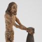 Zdjęcie nr 1: Pełnoplastyczna figurka Chrystusa z ruchomymi rękami, stojącego przy słupie ustawiona jest na owalnej podstawie. Chrystus stoi w wykroku, delikatnie pochylony ku słupowi, z głową skierowaną w prawo, z rękami wysuniętymi przed siebie, ujmującymi słup biczowania. Twarz ma szczupłą, pociągłą, o uwypuklonych kościach policzkowych, dużych oczach i nosie, okoloną krótką brodą i długimi, falowanymi włosami opadającymi na plecy. Ciało Chrystusa jest wychudzone, z silnie uwypuklonymi żebrami klatki piersiowej. Przez biodra ma przewiązane krótkie, obficie drapowane, złocone perizonium ze zwisem tkaniny na prawym boku. Słup w formie tralki na cokole. Polichromia ciała naturalistyczna, z zaznaczonymi licznymi strużkami krwi. 
