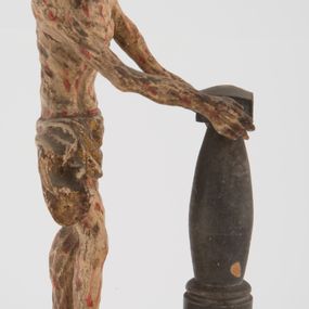 Zdjęcie nr 1: Pełnoplastyczna figurka Chrystusa z ruchomymi rękami, stojącego przy słupie ustawiona jest na owalnej podstawie. Chrystus stoi w wykroku, delikatnie pochylony ku słupowi, z głową skierowaną w prawo, z rękami wysuniętymi przed siebie, ujmującymi słup biczowania. Twarz ma szczupłą, pociągłą, o uwypuklonych kościach policzkowych, dużych oczach i nosie, okoloną krótką brodą i długimi, falowanymi włosami opadającymi na plecy. Ciało Chrystusa jest wychudzone, z silnie uwypuklonymi żebrami klatki piersiowej. Przez biodra ma przewiązane krótkie, obficie drapowane, złocone perizonium ze zwisem tkaniny na prawym boku. Słup w formie tralki na cokole. Polichromia ciała naturalistyczna, z zaznaczonymi licznymi strużkami krwi. 
