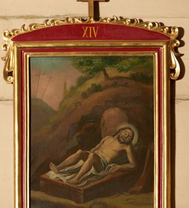 Zdjęcie nr 6: Stacje drogi krzyżowej w kształcie stojących prostokątów, umieszczonych w profilowanych ramach, zamkniętych od góry łukiem odcinkowym, zdobionym od góry stylizowaną, rzeźbioną dekorację roślinną (listki i wolutki); pośrodku zwieńczenia prosty krzyżyk. W polu zwieńczenia numery stacji zapisane złoconymi cyframi rzymskimi. Kompozycje wieloosobowe, umieszczone na tle pejzażu. Chrystus ubrany jest w niebieską suknię, przewiązaną w pasie sznurem, na głowie ma założoną koronę cierniową. Twarze i dłonie oddane sumarycznie, kolorystyka ciemna, draperia szat miękka. Rama malowana na czerwono, profilowania i ornamentyka złocone. Na odwrociu obrazów numeracja zapisana cyframi arabskimi, natomiast na odwrociu ram numeracja zapisana cyframi rzymskimi (numery nie pokrywają się). Na odwrociu pierwszej stacji napis: „Stacje konserwowane staraniem ks. proboszcza mgr Żmudki w 1969 r. przez J. Furdynę i J. Tarabułę – malarzy z Krakowa”. Na zwieńczeniu dziesiątej stacji, na odwrociu napis: „R[ok] P[ański] 1824”. Po konserwacji w 2017 roku zrekonstruowano napisy w zwieńczeniu dodając „STACYA.”. 

Zdjęcia i ich opis wykonano przed konserwacją. 

