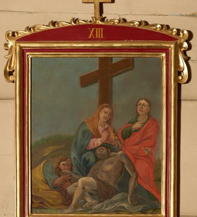 Zdjęcie nr 5: Stacje drogi krzyżowej w kształcie stojących prostokątów, umieszczonych w profilowanych ramach, zamkniętych od góry łukiem odcinkowym, zdobionym od góry stylizowaną, rzeźbioną dekorację roślinną (listki i wolutki); pośrodku zwieńczenia prosty krzyżyk. W polu zwieńczenia numery stacji zapisane złoconymi cyframi rzymskimi. Kompozycje wieloosobowe, umieszczone na tle pejzażu. Chrystus ubrany jest w niebieską suknię, przewiązaną w pasie sznurem, na głowie ma założoną koronę cierniową. Twarze i dłonie oddane sumarycznie, kolorystyka ciemna, draperia szat miękka. Rama malowana na czerwono, profilowania i ornamentyka złocone. Na odwrociu obrazów numeracja zapisana cyframi arabskimi, natomiast na odwrociu ram numeracja zapisana cyframi rzymskimi (numery nie pokrywają się). Na odwrociu pierwszej stacji napis: „Stacje konserwowane staraniem ks. proboszcza mgr Żmudki w 1969 r. przez J. Furdynę i J. Tarabułę – malarzy z Krakowa”. Na zwieńczeniu dziesiątej stacji, na odwrociu napis: „R[ok] P[ański] 1824”. Po konserwacji w 2017 roku zrekonstruowano napisy w zwieńczeniu dodając „STACYA.”. 

Zdjęcia i ich opis wykonano przed konserwacją. 

