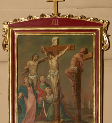 Zdjęcie nr 4: Stacje drogi krzyżowej w kształcie stojących prostokątów, umieszczonych w profilowanych ramach, zamkniętych od góry łukiem odcinkowym, zdobionym od góry stylizowaną, rzeźbioną dekorację roślinną (listki i wolutki); pośrodku zwieńczenia prosty krzyżyk. W polu zwieńczenia numery stacji zapisane złoconymi cyframi rzymskimi. Kompozycje wieloosobowe, umieszczone na tle pejzażu. Chrystus ubrany jest w niebieską suknię, przewiązaną w pasie sznurem, na głowie ma założoną koronę cierniową. Twarze i dłonie oddane sumarycznie, kolorystyka ciemna, draperia szat miękka. Rama malowana na czerwono, profilowania i ornamentyka złocone. Na odwrociu obrazów numeracja zapisana cyframi arabskimi, natomiast na odwrociu ram numeracja zapisana cyframi rzymskimi (numery nie pokrywają się). Na odwrociu pierwszej stacji napis: „Stacje konserwowane staraniem ks. proboszcza mgr Żmudki w 1969 r. przez J. Furdynę i J. Tarabułę – malarzy z Krakowa”. Na zwieńczeniu dziesiątej stacji, na odwrociu napis: „R[ok] P[ański] 1824”. Po konserwacji w 2017 roku zrekonstruowano napisy w zwieńczeniu dodając „STACYA.”. 

Zdjęcia i ich opis wykonano przed konserwacją. 

