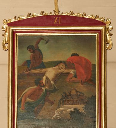 Zdjęcie nr 3: Stacje drogi krzyżowej w kształcie stojących prostokątów, umieszczonych w profilowanych ramach, zamkniętych od góry łukiem odcinkowym, zdobionym od góry stylizowaną, rzeźbioną dekorację roślinną (listki i wolutki); pośrodku zwieńczenia prosty krzyżyk. W polu zwieńczenia numery stacji zapisane złoconymi cyframi rzymskimi. Kompozycje wieloosobowe, umieszczone na tle pejzażu. Chrystus ubrany jest w niebieską suknię, przewiązaną w pasie sznurem, na głowie ma założoną koronę cierniową. Twarze i dłonie oddane sumarycznie, kolorystyka ciemna, draperia szat miękka. Rama malowana na czerwono, profilowania i ornamentyka złocone. Na odwrociu obrazów numeracja zapisana cyframi arabskimi, natomiast na odwrociu ram numeracja zapisana cyframi rzymskimi (numery nie pokrywają się). Na odwrociu pierwszej stacji napis: „Stacje konserwowane staraniem ks. proboszcza mgr Żmudki w 1969 r. przez J. Furdynę i J. Tarabułę – malarzy z Krakowa”. Na zwieńczeniu dziesiątej stacji, na odwrociu napis: „R[ok] P[ański] 1824”. Po konserwacji w 2017 roku zrekonstruowano napisy w zwieńczeniu dodając „STACYA.”. 

Zdjęcia i ich opis wykonano przed konserwacją. 

