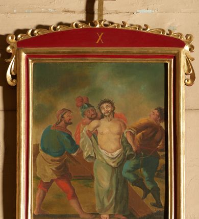 Zdjęcie nr 14: Stacje drogi krzyżowej w kształcie stojących prostokątów, umieszczonych w profilowanych ramach, zamkniętych od góry łukiem odcinkowym, zdobionym od góry stylizowaną, rzeźbioną dekorację roślinną (listki i wolutki); pośrodku zwieńczenia prosty krzyżyk. W polu zwieńczenia numery stacji zapisane złoconymi cyframi rzymskimi. Kompozycje wieloosobowe, umieszczone na tle pejzażu. Chrystus ubrany jest w niebieską suknię, przewiązaną w pasie sznurem, na głowie ma założoną koronę cierniową. Twarze i dłonie oddane sumarycznie, kolorystyka ciemna, draperia szat miękka. Rama malowana na czerwono, profilowania i ornamentyka złocone. Na odwrociu obrazów numeracja zapisana cyframi arabskimi, natomiast na odwrociu ram numeracja zapisana cyframi rzymskimi (numery nie pokrywają się). Na odwrociu pierwszej stacji napis: „Stacje konserwowane staraniem ks. proboszcza mgr Żmudki w 1969 r. przez J. Furdynę i J. Tarabułę – malarzy z Krakowa”. Na zwieńczeniu dziesiątej stacji, na odwrociu napis: „R[ok] P[ański] 1824”. Po konserwacji w 2017 roku zrekonstruowano napisy w zwieńczeniu dodając „STACYA.”. 

Zdjęcia i ich opis wykonano przed konserwacją. 

