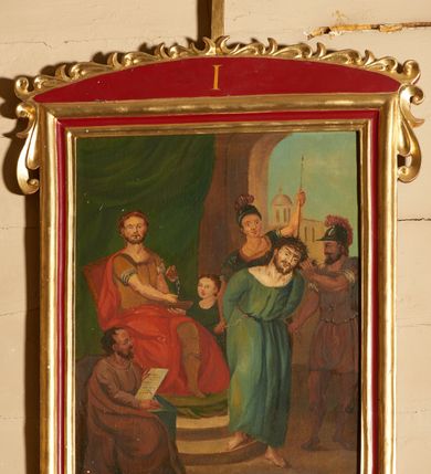 Zdjęcie nr 1: Stacje drogi krzyżowej w kształcie stojących prostokątów, umieszczonych w profilowanych ramach, zamkniętych od góry łukiem odcinkowym, zdobionym od góry stylizowaną, rzeźbioną dekorację roślinną (listki i wolutki); pośrodku zwieńczenia prosty krzyżyk. W polu zwieńczenia numery stacji zapisane złoconymi cyframi rzymskimi. Kompozycje wieloosobowe, umieszczone na tle pejzażu. Chrystus ubrany jest w niebieską suknię, przewiązaną w pasie sznurem, na głowie ma założoną koronę cierniową. Twarze i dłonie oddane sumarycznie, kolorystyka ciemna, draperia szat miękka. Rama malowana na czerwono, profilowania i ornamentyka złocone. Na odwrociu obrazów numeracja zapisana cyframi arabskimi, natomiast na odwrociu ram numeracja zapisana cyframi rzymskimi (numery nie pokrywają się). Na odwrociu pierwszej stacji napis: „Stacje konserwowane staraniem ks. proboszcza mgr Żmudki w 1969 r. przez J. Furdynę i J. Tarabułę – malarzy z Krakowa”. Na zwieńczeniu dziesiątej stacji, na odwrociu napis: „R[ok] P[ański] 1824”. Po konserwacji w 2017 roku zrekonstruowano napisy w zwieńczeniu dodając „STACYA.”. 

Zdjęcia i ich opis wykonano przed konserwacją. 

