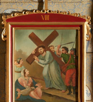 Zdjęcie nr 12: Stacje drogi krzyżowej w kształcie stojących prostokątów, umieszczonych w profilowanych ramach, zamkniętych od góry łukiem odcinkowym, zdobionym od góry stylizowaną, rzeźbioną dekorację roślinną (listki i wolutki); pośrodku zwieńczenia prosty krzyżyk. W polu zwieńczenia numery stacji zapisane złoconymi cyframi rzymskimi. Kompozycje wieloosobowe, umieszczone na tle pejzażu. Chrystus ubrany jest w niebieską suknię, przewiązaną w pasie sznurem, na głowie ma założoną koronę cierniową. Twarze i dłonie oddane sumarycznie, kolorystyka ciemna, draperia szat miękka. Rama malowana na czerwono, profilowania i ornamentyka złocone. Na odwrociu obrazów numeracja zapisana cyframi arabskimi, natomiast na odwrociu ram numeracja zapisana cyframi rzymskimi (numery nie pokrywają się). Na odwrociu pierwszej stacji napis: „Stacje konserwowane staraniem ks. proboszcza mgr Żmudki w 1969 r. przez J. Furdynę i J. Tarabułę – malarzy z Krakowa”. Na zwieńczeniu dziesiątej stacji, na odwrociu napis: „R[ok] P[ański] 1824”. Po konserwacji w 2017 roku zrekonstruowano napisy w zwieńczeniu dodając „STACYA.”. 

Zdjęcia i ich opis wykonano przed konserwacją. 

