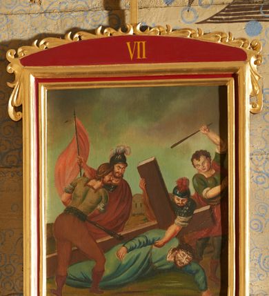 Zdjęcie nr 11: Stacje drogi krzyżowej w kształcie stojących prostokątów, umieszczonych w profilowanych ramach, zamkniętych od góry łukiem odcinkowym, zdobionym od góry stylizowaną, rzeźbioną dekorację roślinną (listki i wolutki); pośrodku zwieńczenia prosty krzyżyk. W polu zwieńczenia numery stacji zapisane złoconymi cyframi rzymskimi. Kompozycje wieloosobowe, umieszczone na tle pejzażu. Chrystus ubrany jest w niebieską suknię, przewiązaną w pasie sznurem, na głowie ma założoną koronę cierniową. Twarze i dłonie oddane sumarycznie, kolorystyka ciemna, draperia szat miękka. Rama malowana na czerwono, profilowania i ornamentyka złocone. Na odwrociu obrazów numeracja zapisana cyframi arabskimi, natomiast na odwrociu ram numeracja zapisana cyframi rzymskimi (numery nie pokrywają się). Na odwrociu pierwszej stacji napis: „Stacje konserwowane staraniem ks. proboszcza mgr Żmudki w 1969 r. przez J. Furdynę i J. Tarabułę – malarzy z Krakowa”. Na zwieńczeniu dziesiątej stacji, na odwrociu napis: „R[ok] P[ański] 1824”. Po konserwacji w 2017 roku zrekonstruowano napisy w zwieńczeniu dodając „STACYA.”. 

Zdjęcia i ich opis wykonano przed konserwacją. 

