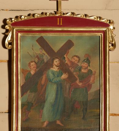 Zdjęcie nr 2: Stacje drogi krzyżowej w kształcie stojących prostokątów, umieszczonych w profilowanych ramach, zamkniętych od góry łukiem odcinkowym, zdobionym od góry stylizowaną, rzeźbioną dekorację roślinną (listki i wolutki); pośrodku zwieńczenia prosty krzyżyk. W polu zwieńczenia numery stacji zapisane złoconymi cyframi rzymskimi. Kompozycje wieloosobowe, umieszczone na tle pejzażu. Chrystus ubrany jest w niebieską suknię, przewiązaną w pasie sznurem, na głowie ma założoną koronę cierniową. Twarze i dłonie oddane sumarycznie, kolorystyka ciemna, draperia szat miękka. Rama malowana na czerwono, profilowania i ornamentyka złocone. Na odwrociu obrazów numeracja zapisana cyframi arabskimi, natomiast na odwrociu ram numeracja zapisana cyframi rzymskimi (numery nie pokrywają się). Na odwrociu pierwszej stacji napis: „Stacje konserwowane staraniem ks. proboszcza mgr Żmudki w 1969 r. przez J. Furdynę i J. Tarabułę – malarzy z Krakowa”. Na zwieńczeniu dziesiątej stacji, na odwrociu napis: „R[ok] P[ański] 1824”. Po konserwacji w 2017 roku zrekonstruowano napisy w zwieńczeniu dodając „STACYA.”. 

Zdjęcia i ich opis wykonano przed konserwacją. 

