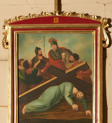 Zdjęcie nr 7: Stacje drogi krzyżowej w kształcie stojących prostokątów, umieszczonych w profilowanych ramach, zamkniętych od góry łukiem odcinkowym, zdobionym od góry stylizowaną, rzeźbioną dekorację roślinną (listki i wolutki); pośrodku zwieńczenia prosty krzyżyk. W polu zwieńczenia numery stacji zapisane złoconymi cyframi rzymskimi. Kompozycje wieloosobowe, umieszczone na tle pejzażu. Chrystus ubrany jest w niebieską suknię, przewiązaną w pasie sznurem, na głowie ma założoną koronę cierniową. Twarze i dłonie oddane sumarycznie, kolorystyka ciemna, draperia szat miękka. Rama malowana na czerwono, profilowania i ornamentyka złocone. Na odwrociu obrazów numeracja zapisana cyframi arabskimi, natomiast na odwrociu ram numeracja zapisana cyframi rzymskimi (numery nie pokrywają się). Na odwrociu pierwszej stacji napis: „Stacje konserwowane staraniem ks. proboszcza mgr Żmudki w 1969 r. przez J. Furdynę i J. Tarabułę – malarzy z Krakowa”. Na zwieńczeniu dziesiątej stacji, na odwrociu napis: „R[ok] P[ański] 1824”. Po konserwacji w 2017 roku zrekonstruowano napisy w zwieńczeniu dodając „STACYA.”. 

Zdjęcia i ich opis wykonano przed konserwacją. 

