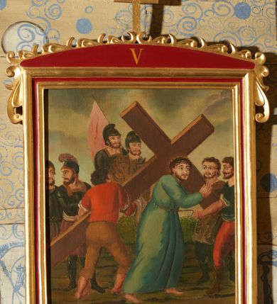 Zdjęcie nr 9: Stacje drogi krzyżowej w kształcie stojących prostokątów, umieszczonych w profilowanych ramach, zamkniętych od góry łukiem odcinkowym, zdobionym od góry stylizowaną, rzeźbioną dekorację roślinną (listki i wolutki); pośrodku zwieńczenia prosty krzyżyk. W polu zwieńczenia numery stacji zapisane złoconymi cyframi rzymskimi. Kompozycje wieloosobowe, umieszczone na tle pejzażu. Chrystus ubrany jest w niebieską suknię, przewiązaną w pasie sznurem, na głowie ma założoną koronę cierniową. Twarze i dłonie oddane sumarycznie, kolorystyka ciemna, draperia szat miękka. Rama malowana na czerwono, profilowania i ornamentyka złocone. Na odwrociu obrazów numeracja zapisana cyframi arabskimi, natomiast na odwrociu ram numeracja zapisana cyframi rzymskimi (numery nie pokrywają się). Na odwrociu pierwszej stacji napis: „Stacje konserwowane staraniem ks. proboszcza mgr Żmudki w 1969 r. przez J. Furdynę i J. Tarabułę – malarzy z Krakowa”. Na zwieńczeniu dziesiątej stacji, na odwrociu napis: „R[ok] P[ański] 1824”. Po konserwacji w 2017 roku zrekonstruowano napisy w zwieńczeniu dodając „STACYA.”. 

Zdjęcia i ich opis wykonano przed konserwacją. 

