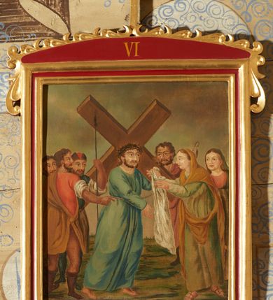 Zdjęcie nr 10: Stacje drogi krzyżowej w kształcie stojących prostokątów, umieszczonych w profilowanych ramach, zamkniętych od góry łukiem odcinkowym, zdobionym od góry stylizowaną, rzeźbioną dekorację roślinną (listki i wolutki); pośrodku zwieńczenia prosty krzyżyk. W polu zwieńczenia numery stacji zapisane złoconymi cyframi rzymskimi. Kompozycje wieloosobowe, umieszczone na tle pejzażu. Chrystus ubrany jest w niebieską suknię, przewiązaną w pasie sznurem, na głowie ma założoną koronę cierniową. Twarze i dłonie oddane sumarycznie, kolorystyka ciemna, draperia szat miękka. Rama malowana na czerwono, profilowania i ornamentyka złocone. Na odwrociu obrazów numeracja zapisana cyframi arabskimi, natomiast na odwrociu ram numeracja zapisana cyframi rzymskimi (numery nie pokrywają się). Na odwrociu pierwszej stacji napis: „Stacje konserwowane staraniem ks. proboszcza mgr Żmudki w 1969 r. przez J. Furdynę i J. Tarabułę – malarzy z Krakowa”. Na zwieńczeniu dziesiątej stacji, na odwrociu napis: „R[ok] P[ański] 1824”. Po konserwacji w 2017 roku zrekonstruowano napisy w zwieńczeniu dodając „STACYA.”. 

Zdjęcia i ich opis wykonano przed konserwacją. 

