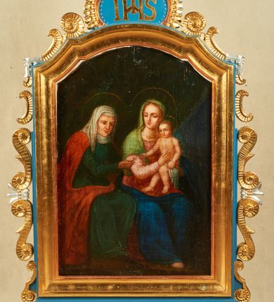 Zdjęcie nr 1: Feretron dwustronny z obrazami św. Anny Samotrzeć oraz Matki Boskiej z Dzieciątkiem, ustawiony na prostopadłościennym i profilowanym cokole, zaopatrzonym w otwory na drążki do noszenia w procesji. Obrazy umieszczone w prostokątnych i profilowanych ramach, zamkniętych u góry obniżonym łukiem wklęsło-wypukłym z uskokami. Obrazy po bokach i u góry ramy zdobione są karbowanymi esownicami i wolutami. U szczytu masywny medalion z monogramem IHS nad obrazem św. Anny oraz monogramem maryjnym na odwrociu, zwieńczony krzyżykiem. Struktura feretronu polichromowana w kolorze błękitnym, detale i ornamentyka złocone i srebrzone. 

Obraz przedstawiający św. Annę Samotrzeć w kształcie analogicznym do ramy. W centrum kompozycji ukazane zostały w pozycji siedzącej: po prawej stronie Matka Boska, a po lewej św. Anna, obie zwrócone trzy czwarte w lewo oraz mały Jezus siedzący na lewym ramieniu matki. Maria obiema rękami podtrzymuje Dzieciątko, a głowę zwraca w stronę św. Anny. Twarz pełna o wyraźnych rysach, migdałowych oczach, długim i szerokim nosie, drobnych ustach; włosy jasne, upięte z tyłu głowy. Maria ubrana jest w różową suknię, niebieski płaszcz oraz zielony welon założony na głowę i spływający na prawe ramię. Dzieciątko zwrócone jest trzy czwarte w prawo. Twarz okrągła o delikatnych rysach, włosy krótkie i kędzierzawe. Dzieciątko ubrane jest w białą i krótką pieluszkę wokół bioder. Święta Anna jest delikatnie pochylona w stronę Dzieciątka, prawą ręką podaje mu niewielki krzyżyk. Twarz szczupła o starczych rysach, podkreślonych cieniami oczach i długim nosie. Ubrana jest w zieloną suknię przepasaną w talii oraz czerwony płaszcz zarzucony na plecy; na głowie ma biały welon w podwiką. Wokół głów postaci okrągłe i złote nimby. Tło ciemne, po prawej stronie niebieska kotara. 

Po drugiej stronie feretronu obraz Matki Boskiej z Dzieciątkiem. W centrum kompozycji ukazana Maria w półpostaci z Dzieciątkiem Jezus na lewym ręku. Twarz Marii pełna o idealizowanych rysach z dużymi oczami, długim nosem i małymi ustami. Maria ubrana jest białą suknię oraz biały płaszcz. Szaty zdobione są gęsto kwiatami utworzonymi z czterech kropek, na prawym ramieniu Matki Boskiej duża gwiazda, na jej głowie zamknięta korona. Dzieciątko ukazane w pozycji siedzącej, zwrócone trzy czwarte w prawo z prawą ręką uniesioną w geście błogosławieństwa, a w lewej trzymające zamkniętą księgę. Ubrane jest w złotą sukienkę. Twarz o dziecięcych rysach, włosy kędzierzawe, na głowie pełna korona. Wokół głów Marii i Dzieciątka złote, puklowane nimby oraz otok z dwunastu gwiazd. Tło jednolite, brązowe. 