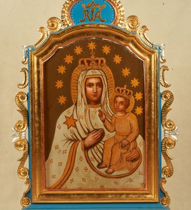 Zdjęcie nr 2: Feretron dwustronny z obrazami św. Anny Samotrzeć oraz Matki Boskiej z Dzieciątkiem, ustawiony na prostopadłościennym i profilowanym cokole, zaopatrzonym w otwory na drążki do noszenia w procesji. Obrazy umieszczone w prostokątnych i profilowanych ramach, zamkniętych u góry obniżonym łukiem wklęsło-wypukłym z uskokami. Obrazy po bokach i u góry ramy zdobione są karbowanymi esownicami i wolutami. U szczytu masywny medalion z monogramem IHS nad obrazem św. Anny oraz monogramem maryjnym na odwrociu, zwieńczony krzyżykiem. Struktura feretronu polichromowana w kolorze błękitnym, detale i ornamentyka złocone i srebrzone. 

Obraz przedstawiający św. Annę Samotrzeć w kształcie analogicznym do ramy. W centrum kompozycji ukazane zostały w pozycji siedzącej: po prawej stronie Matka Boska, a po lewej św. Anna, obie zwrócone trzy czwarte w lewo oraz mały Jezus siedzący na lewym ramieniu matki. Maria obiema rękami podtrzymuje Dzieciątko, a głowę zwraca w stronę św. Anny. Twarz pełna o wyraźnych rysach, migdałowych oczach, długim i szerokim nosie, drobnych ustach; włosy jasne, upięte z tyłu głowy. Maria ubrana jest w różową suknię, niebieski płaszcz oraz zielony welon założony na głowę i spływający na prawe ramię. Dzieciątko zwrócone jest trzy czwarte w prawo. Twarz okrągła o delikatnych rysach, włosy krótkie i kędzierzawe. Dzieciątko ubrane jest w białą i krótką pieluszkę wokół bioder. Święta Anna jest delikatnie pochylona w stronę Dzieciątka, prawą ręką podaje mu niewielki krzyżyk. Twarz szczupła o starczych rysach, podkreślonych cieniami oczach i długim nosie. Ubrana jest w zieloną suknię przepasaną w talii oraz czerwony płaszcz zarzucony na plecy; na głowie ma biały welon w podwiką. Wokół głów postaci okrągłe i złote nimby. Tło ciemne, po prawej stronie niebieska kotara. 

Po drugiej stronie feretronu obraz Matki Boskiej z Dzieciątkiem. W centrum kompozycji ukazana Maria w półpostaci z Dzieciątkiem Jezus na lewym ręku. Twarz Marii pełna o idealizowanych rysach z dużymi oczami, długim nosem i małymi ustami. Maria ubrana jest białą suknię oraz biały płaszcz. Szaty zdobione są gęsto kwiatami utworzonymi z czterech kropek, na prawym ramieniu Matki Boskiej duża gwiazda, na jej głowie zamknięta korona. Dzieciątko ukazane w pozycji siedzącej, zwrócone trzy czwarte w prawo z prawą ręką uniesioną w geście błogosławieństwa, a w lewej trzymające zamkniętą księgę. Ubrane jest w złotą sukienkę. Twarz o dziecięcych rysach, włosy kędzierzawe, na głowie pełna korona. Wokół głów Marii i Dzieciątka złote, puklowane nimby oraz otok z dwunastu gwiazd. Tło jednolite, brązowe. 