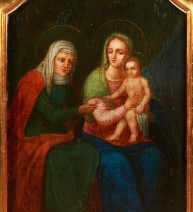 Zdjęcie nr 3: Feretron dwustronny z obrazami św. Anny Samotrzeć oraz Matki Boskiej z Dzieciątkiem, ustawiony na prostopadłościennym i profilowanym cokole, zaopatrzonym w otwory na drążki do noszenia w procesji. Obrazy umieszczone w prostokątnych i profilowanych ramach, zamkniętych u góry obniżonym łukiem wklęsło-wypukłym z uskokami. Obrazy po bokach i u góry ramy zdobione są karbowanymi esownicami i wolutami. U szczytu masywny medalion z monogramem IHS nad obrazem św. Anny oraz monogramem maryjnym na odwrociu, zwieńczony krzyżykiem. Struktura feretronu polichromowana w kolorze błękitnym, detale i ornamentyka złocone i srebrzone. 

Obraz przedstawiający św. Annę Samotrzeć w kształcie analogicznym do ramy. W centrum kompozycji ukazane zostały w pozycji siedzącej: po prawej stronie Matka Boska, a po lewej św. Anna, obie zwrócone trzy czwarte w lewo oraz mały Jezus siedzący na lewym ramieniu matki. Maria obiema rękami podtrzymuje Dzieciątko, a głowę zwraca w stronę św. Anny. Twarz pełna o wyraźnych rysach, migdałowych oczach, długim i szerokim nosie, drobnych ustach; włosy jasne, upięte z tyłu głowy. Maria ubrana jest w różową suknię, niebieski płaszcz oraz zielony welon założony na głowę i spływający na prawe ramię. Dzieciątko zwrócone jest trzy czwarte w prawo. Twarz okrągła o delikatnych rysach, włosy krótkie i kędzierzawe. Dzieciątko ubrane jest w białą i krótką pieluszkę wokół bioder. Święta Anna jest delikatnie pochylona w stronę Dzieciątka, prawą ręką podaje mu niewielki krzyżyk. Twarz szczupła o starczych rysach, podkreślonych cieniami oczach i długim nosie. Ubrana jest w zieloną suknię przepasaną w talii oraz czerwony płaszcz zarzucony na plecy; na głowie ma biały welon w podwiką. Wokół głów postaci okrągłe i złote nimby. Tło ciemne, po prawej stronie niebieska kotara. 

Po drugiej stronie feretronu obraz Matki Boskiej z Dzieciątkiem. W centrum kompozycji ukazana Maria w półpostaci z Dzieciątkiem Jezus na lewym ręku. Twarz Marii pełna o idealizowanych rysach z dużymi oczami, długim nosem i małymi ustami. Maria ubrana jest białą suknię oraz biały płaszcz. Szaty zdobione są gęsto kwiatami utworzonymi z czterech kropek, na prawym ramieniu Matki Boskiej duża gwiazda, na jej głowie zamknięta korona. Dzieciątko ukazane w pozycji siedzącej, zwrócone trzy czwarte w prawo z prawą ręką uniesioną w geście błogosławieństwa, a w lewej trzymające zamkniętą księgę. Ubrane jest w złotą sukienkę. Twarz o dziecięcych rysach, włosy kędzierzawe, na głowie pełna korona. Wokół głów Marii i Dzieciątka złote, puklowane nimby oraz otok z dwunastu gwiazd. Tło jednolite, brązowe. 