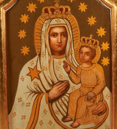 Zdjęcie nr 4: Feretron dwustronny z obrazami św. Anny Samotrzeć oraz Matki Boskiej z Dzieciątkiem, ustawiony na prostopadłościennym i profilowanym cokole, zaopatrzonym w otwory na drążki do noszenia w procesji. Obrazy umieszczone w prostokątnych i profilowanych ramach, zamkniętych u góry obniżonym łukiem wklęsło-wypukłym z uskokami. Obrazy po bokach i u góry ramy zdobione są karbowanymi esownicami i wolutami. U szczytu masywny medalion z monogramem IHS nad obrazem św. Anny oraz monogramem maryjnym na odwrociu, zwieńczony krzyżykiem. Struktura feretronu polichromowana w kolorze błękitnym, detale i ornamentyka złocone i srebrzone. 

Obraz przedstawiający św. Annę Samotrzeć w kształcie analogicznym do ramy. W centrum kompozycji ukazane zostały w pozycji siedzącej: po prawej stronie Matka Boska, a po lewej św. Anna, obie zwrócone trzy czwarte w lewo oraz mały Jezus siedzący na lewym ramieniu matki. Maria obiema rękami podtrzymuje Dzieciątko, a głowę zwraca w stronę św. Anny. Twarz pełna o wyraźnych rysach, migdałowych oczach, długim i szerokim nosie, drobnych ustach; włosy jasne, upięte z tyłu głowy. Maria ubrana jest w różową suknię, niebieski płaszcz oraz zielony welon założony na głowę i spływający na prawe ramię. Dzieciątko zwrócone jest trzy czwarte w prawo. Twarz okrągła o delikatnych rysach, włosy krótkie i kędzierzawe. Dzieciątko ubrane jest w białą i krótką pieluszkę wokół bioder. Święta Anna jest delikatnie pochylona w stronę Dzieciątka, prawą ręką podaje mu niewielki krzyżyk. Twarz szczupła o starczych rysach, podkreślonych cieniami oczach i długim nosie. Ubrana jest w zieloną suknię przepasaną w talii oraz czerwony płaszcz zarzucony na plecy; na głowie ma biały welon w podwiką. Wokół głów postaci okrągłe i złote nimby. Tło ciemne, po prawej stronie niebieska kotara. 

Po drugiej stronie feretronu obraz Matki Boskiej z Dzieciątkiem. W centrum kompozycji ukazana Maria w półpostaci z Dzieciątkiem Jezus na lewym ręku. Twarz Marii pełna o idealizowanych rysach z dużymi oczami, długim nosem i małymi ustami. Maria ubrana jest białą suknię oraz biały płaszcz. Szaty zdobione są gęsto kwiatami utworzonymi z czterech kropek, na prawym ramieniu Matki Boskiej duża gwiazda, na jej głowie zamknięta korona. Dzieciątko ukazane w pozycji siedzącej, zwrócone trzy czwarte w prawo z prawą ręką uniesioną w geście błogosławieństwa, a w lewej trzymające zamkniętą księgę. Ubrane jest w złotą sukienkę. Twarz o dziecięcych rysach, włosy kędzierzawe, na głowie pełna korona. Wokół głów Marii i Dzieciątka złote, puklowane nimby oraz otok z dwunastu gwiazd. Tło jednolite, brązowe. 