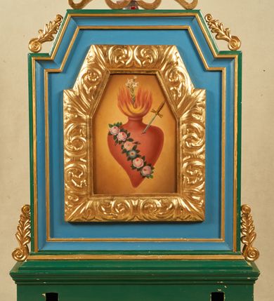 Zdjęcie nr 1: Feretron dwustronny z obrazami Najświętszego Serca Jezusa oraz Najświętszego Serca Marii ustawiony na prostopadłościennej i profilowanej podstawie, zaopatrzonej w otwory na drążki do noszenia w procesji. Obrazy umieszczone są w prostokątnych i profilowanych obramieniach, górne naroża ścięte ukośnie z uskokiem. Obramienia u góry i u dołu ram zdobione są rzeźbionymi wolutkami ze stylizowanymi liśćmi akantu. U szczytu ażurowe zakończenie złożone z dwóch stykających się wolut. Podstawa feretronu i boki polichromowane są na kolor zielony, obramienie po stronie Najświętszego Serca Marii malowane na kolor błękitny, a na odwrociu na kolor czerwony. Obrazy umieszczone są w szerokich ramach w kształcie stojących prostokątów o górnych narożach ściętych ukośnie z uskokiem. Rama dekorowana jest liśćmi bujnego akantu i złocona.

Obraz przedstawiający Najświętsze Serce Marii w kształcie stojącego prostokąta o ściętych górnych narożach. W centrum kompozycji znajduje się serce oplecione ukośnie wieńcem z róż i przebite z prawej strony na wylot mieczem, u góry zakończone płomieniami spośród których wyłania się gałązka białej lilii. Tło obrazu jest jasnobrązowe, rozświetlone wokół serca. 

Po drugiej stronie feretronu znajduje się obraz Najświętszego Serca Jezusa, oplecionego ukośnie koroną cierniową, z raną po lewej stronie, z której obficie sączą się strużki krwi. Serce zakończone jest płomieniami, spośród których wyłania się krzyż. Tło obrazu jest jasnobrązowe, rozświetlone wokół serca. 

 