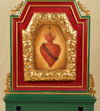 Zdjęcie nr 2: Feretron dwustronny z obrazami Najświętszego Serca Jezusa oraz Najświętszego Serca Marii ustawiony na prostopadłościennej i profilowanej podstawie, zaopatrzonej w otwory na drążki do noszenia w procesji. Obrazy umieszczone są w prostokątnych i profilowanych obramieniach, górne naroża ścięte ukośnie z uskokiem. Obramienia u góry i u dołu ram zdobione są rzeźbionymi wolutkami ze stylizowanymi liśćmi akantu. U szczytu ażurowe zakończenie złożone z dwóch stykających się wolut. Podstawa feretronu i boki polichromowane są na kolor zielony, obramienie po stronie Najświętszego Serca Marii malowane na kolor błękitny, a na odwrociu na kolor czerwony. Obrazy umieszczone są w szerokich ramach w kształcie stojących prostokątów o górnych narożach ściętych ukośnie z uskokiem. Rama dekorowana jest liśćmi bujnego akantu i złocona.

Obraz przedstawiający Najświętsze Serce Marii w kształcie stojącego prostokąta o ściętych górnych narożach. W centrum kompozycji znajduje się serce oplecione ukośnie wieńcem z róż i przebite z prawej strony na wylot mieczem, u góry zakończone płomieniami spośród których wyłania się gałązka białej lilii. Tło obrazu jest jasnobrązowe, rozświetlone wokół serca. 

Po drugiej stronie feretronu znajduje się obraz Najświętszego Serca Jezusa, oplecionego ukośnie koroną cierniową, z raną po lewej stronie, z której obficie sączą się strużki krwi. Serce zakończone jest płomieniami, spośród których wyłania się krzyż. Tło obrazu jest jasnobrązowe, rozświetlone wokół serca. 

 