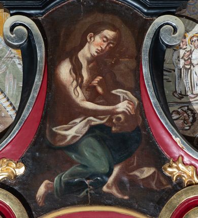 Zdjęcie nr 3: Konfesjonał o podstawie na planie półkola. Drzwi zamykające wejście do siedziska delikatnie wypukłe, ujęte pilastrami, dekorowanymi na trzonach prostokątnymi płycinami. Boczne, występujące ku górze ścianki ograniczające siedzisko zwieńczone wolutami. Ścianki zaplecka ujęte wolutami, które ozdobione są rocaille&#039;ami, na boku odgraniczone filarkami, zakończonymi profilowanym gzymsem, na którym ustawione wazony płomieniste z krzyżykami o trójlistnie zakończonych ramionach. Ścianka zaplecka zamknięta profilowanym gzymsem w kształcie nadwieszonego łuku, pośrodku rocaille&#039;owy kartusz z napisem w polu „ODPUSZCZONO / JEJ... BOWIEM / WIELE / UMIŁOWAŁA / ŁK 7, 47”. Zwieńczenie w kształcie wklęsło-wypukłym, po bokach ujęte dwiema esownicami, zamknięte łukiem nadwieszonym. W polu obraz św. Marii Magdaleny. U szczytu rokokowa muszla palmetowa. Z obu stron konfesjonału znajdują się dwa stopnie-klęczniki i podpórki na dłonie o esowato wyciętym przebiegu, a w ściankach flankujących z boków siedzisko księdza prześwity z kratą. Polichromia struktury w kolorze czerwonym, detale w kolorze czarnym, profilowania i ornamentyka złocone i srebrzone. 

Obraz św. Marii Magdaleny w kształcie wklęsło-wypukłym. W centrum kompozycji całopostaciowe przedstawienie świętej, zwróconej trzy czwarte w lewo w pozycji siedzącej, z głową przechyloną na lewe ramię, z prawą stopą cofniętą do tyłu. Święta Maria Magdalena w lewej dłoni trzyma krucyfiks, który przybliża do twarzy, a prawą wspiera na położonej na lewym kolanie czaszce. Twarz podłużna z wyraźnie zaznaczonym podbródkiem, małymi ustami, długim nosem i niemal zamkniętymi oczami i silnie zarumienionymi policzkami. Włosy długie, ciemnobrązowe, opadające lokami na ramiona i piersi. Święta jest półnaga, w pasie ubrana w zielony płaszcz o białej podszewce, który jest silnie drapowany. Po lewej stronie obrazu, u dołu widoczna jest roślinność. Tło bliżej nieokreślone, przypominające wejście do groty, a dookoła obrazu ciemnobrązowe.