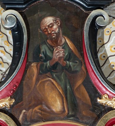 Zdjęcie nr 3: Konfesjonał o podstawie na planie półkola. Drzwi zamykające wejście do siedziska delikatnie wypukłe, ujęte pilastrami, dekorowanymi na trzonach prostokątnymi płycinami. Boczne, występujące ku górze ścianki ograniczające siedzisko zwieńczone wolutami. Ścianki zaplecka ujęte wolutami, które ozdobione są rocaille'ami, na boku flankowane filarkami, zakończonymi profilowanym gzymsem, na którym ustawione są wazony płomieniste z krzyżykami o trójlistnie zakończonych ramionach. Ścianka zaplecka zamknięta profilowanym gzymsem w kształcie nadwieszonego łuku, pośrodku rocaille’owy kartusz z napisem w polu „WYSZEDŁ NA / ZEWNĄTRZ / I GORZKO / ZAPŁAKAŁ / MT 26, 75”. Zwieńczenie w kształcie wklęsło-wypukłym, po bokach ujęte dwiema esownicami, zamknięte łukiem nadwieszonym. W polu obraz św. Piotra. U szczytu rokokowa muszla palmetowa. Z obu stron konfesjonału znajdują się dwa stopnie-klęczniki i podpórki na dłonie o esowato wyciętym przebiegu, a w ściankach flankujących z boków siedzisko księdza prześwity z kratą. Polichromia struktury w kolorze czerwonym, detale w kolorze czarnym, profilowania i ornamentyka złocone i srebrzone. 

Obraz św. Piotra w kształcie wklęsło-wypukłym. W centrum kompozycji całopostaciowe przedstawienie świętego, zwróconego trzy czwarte w lewo w pozycji klęczącej, z głową przechyloną na prawo, z dłońmi złączonymi w geście modlitwy. Twarz owalna z małymi ustami, długim nosem i niemal zamkniętymi oczami, silnie zarumienionymi policzkami i okolona siwą, krótką brodą. Na głowie łysina, po bokach widoczne siwe i krótkie włosy. Święty jest ubrany w długą, zieloną suknię z długimi rękawami i kołnierzykiem u szyi, przewiązaną paskiem oraz jasnobrązowy płaszcz założony na lewe ramię i zasłaniający z przodu prawą nogę.  U dołu, po prawej widoczne są fragmenty dwóch kluczy. Tło ciemnozielone, po prawej stronie u góry fragment architektury. 
