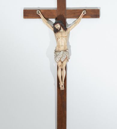 Zdjęcie nr 1: Rzeźba Chrystusa przybita do krzyża trzema gwoździami w głębokim zwisie na ramionach. Sylwetka szczupła o mocno podkreślonej anatomii, głowa przechylona na prawe ramię, kolana przylegające do siebie, stopy w układzie prawa na lewą. Twarz szczupła, trójkątna z długim nosem, zamkniętymi oczami, otwartymi ustami, okolona krótką brodą rozdzieloną na końcu w dwa pukle. Włosy długie, bujne i ciemnobrązowe, spływające na ramiona; na głowie szeroka korona cierniowa. Perizonium białe ze złotą lamówką na brzegach, ciasno oplatające biodra, przewiązane sznurem. Z boku, dłoni, stóp i spod korony cierniowej spływają strużki krwi. Polichromia ciała naturalistyczna. Krzyż gładki, prosty; nad głową Chrystusa titulus w formie poziomej banderoli z napisem „IN / RI”. 

