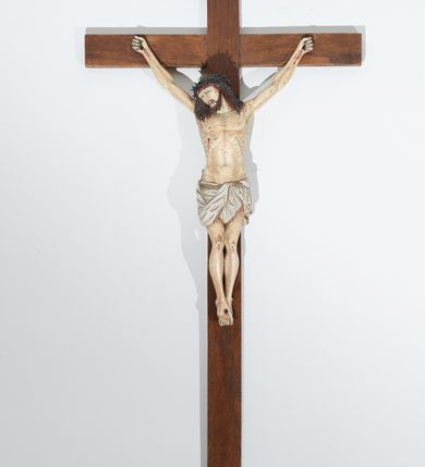 Zdjęcie nr 1: Rzeźba Chrystusa przybita do krzyża trzema gwoździami w głębokim zwisie na ramionach. Sylwetka szczupła o mocno podkreślonej anatomii, głowa przechylona na prawe ramię, kolana przylegające do siebie, stopy w układzie prawa na lewą. Twarz szczupła, trójkątna z długim nosem, zamkniętymi oczami, otwartymi ustami, okolona krótką brodą rozdzieloną na końcu w dwa pukle. Włosy długie, bujne i ciemnobrązowe, spływające na ramiona; na głowie szeroka korona cierniowa. Perizonium białe ze złotą lamówką na brzegach, ciasno oplatające biodra, przewiązane sznurem. Z boku, dłoni, stóp i spod korony cierniowej spływają strużki krwi. Polichromia ciała naturalistyczna. Krzyż gładki, prosty; nad głową Chrystusa titulus w formie poziomej banderoli z napisem „IN / RI”. 

