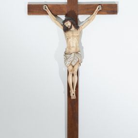 Zdjęcie nr 1: Rzeźba Chrystusa przybita do krzyża trzema gwoździami w głębokim zwisie na ramionach. Sylwetka szczupła o mocno podkreślonej anatomii, głowa przechylona na prawe ramię, kolana przylegające do siebie, stopy w układzie prawa na lewą. Twarz szczupła, trójkątna z długim nosem, zamkniętymi oczami, otwartymi ustami, okolona krótką brodą rozdzieloną na końcu w dwa pukle. Włosy długie, bujne i ciemnobrązowe, spływające na ramiona; na głowie szeroka korona cierniowa. Perizonium białe ze złotą lamówką na brzegach, ciasno oplatające biodra, przewiązane sznurem. Z boku, dłoni, stóp i spod korony cierniowej spływają strużki krwi. Polichromia ciała naturalistyczna. Krzyż gładki, prosty; nad głową Chrystusa titulus w formie poziomej banderoli z napisem „IN / RI”. 

