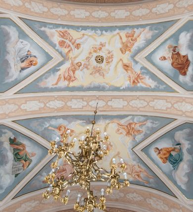 Zdjęcie nr 24: Kościół orientowany, jest budowlą murowaną z cegły i kamienia, na rzucie podłużnym. Korpus jednonawowy i trójprzęsłowy. Stosunkowo szerokie, trójprzęsłowe, zamknięte trójbocznie prezbiterium z przylegającą od północy zakrystią. Na osi kościoła przylega do fasady trójkondygnacyjna wieża z kruchtą w przyziemiu i przyległością od południa, w której mieszczą się prowadzące na wieżę schody.  Od południa i zachodu, na wysokości trzeciego przęsła do korpusu przylega kaplic na rzutach zbliżonych do kwadratów, z czego południową od wschodu i zachodu flankuje para krucht. Nawa, prezbiterium i kaplica północna przekryte są sklepieniami kolebkowymi z lunetami wspartymi na parach lub pojedynczych pilastrach. Kaplica południowa nakryta jest kopułą wspartą na 4 pendentywach. Artykulację ścian na zewnątrz korpusu nawowego i prezbiterium stanowi zespół przypór. Naroża kaplicy południowej ujmują zwielokrotnione pilastry wpierające obiegający bryłę gzyms wieńczący. Naroża kaplicy północnej ujmuje para neogotyckich przypór, natomiast północną ścianę wieńczy neogotycki szczyt schodkowy. 
Do wnętrza prowadzi 6 otworów drzwiowych – 1 w kruchcie w wieży ujęte kamienny, półkoliście zamkniętym portalem schodkowym z dwuskrzydłowymi drzwiami z nadświetlem, 1 zamknięte łukiem półkolistym w przyległości obok wieży, 3 w kruchtach flankujących kaplicę południową – z czego w zachodniej jedno w formie dużych dwuskrzydłowych drzwi z kwaterami bocznymi i nadświetlem, we wschodniej 2 ujęte prostokątnymi, kamiennymi portalami z wąskim nadświetlem i parą uszaków, zwieńczonych parą stykających się wolut z krzyżem na kuli w szczycie oraz 1 prowadzące do zakrystii. Okna korpusu nawowego i prezbiterium w kształcie stojących prostokątów zamkniętych półkoliście, z czego w prezbiterium są smukłe i wysokie. Okna kaplicy północnej zamknięte łukiem koszowym, natomiast kaplicy południowej w postaci prostokątów ujętych kamiennymi obramieniami z uszakami na narożach. 3 z 4 ścian wieży przeprute oknami, po 1 na każdej z kondygnacji, z czego na pierwszej zamknięte półkoliście, na drugiej w kształcie stojącego prostokąta i na trzeciej ostrołukowe. Wieżę wieńczy ceglany szczyt z wydzielonym gzymsami fryzem arkadkowym, wyżej 4 trójkątne szczyty umieszczone na osiach każdej ze ścian ujęte w narożach 4 małymi pinaklami i hełmem pośrodku w formie wysokiego pinakla. Korpus nawowy i prezbiterium przekrywa dach dwuspadowy, kryty blachą, z pinaklową wieżyczką na sygnaturkę na połączeniu tych przestrzeni, kaplicę południową kopuła z latarnią, przylegające do niej kruchty dachy pulpitowe, natomiast kaplica północna ma dach dwuspadowy. Otynkowane ściany kościoła są pomalowane w kolorze białym, miejscami pozostawiony kamienny mur.     
