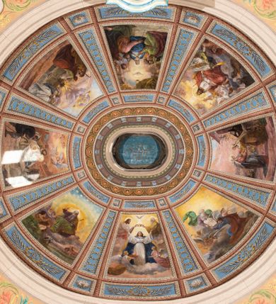 Zdjęcie nr 29: Kościół orientowany, jest budowlą murowaną z cegły i kamienia, na rzucie podłużnym. Korpus jednonawowy i trójprzęsłowy. Stosunkowo szerokie, trójprzęsłowe, zamknięte trójbocznie prezbiterium z przylegającą od północy zakrystią. Na osi kościoła przylega do fasady trójkondygnacyjna wieża z kruchtą w przyziemiu i przyległością od południa, w której mieszczą się prowadzące na wieżę schody.  Od południa i zachodu, na wysokości trzeciego przęsła do korpusu przylega kaplic na rzutach zbliżonych do kwadratów, z czego południową od wschodu i zachodu flankuje para krucht. Nawa, prezbiterium i kaplica północna przekryte są sklepieniami kolebkowymi z lunetami wspartymi na parach lub pojedynczych pilastrach. Kaplica południowa nakryta jest kopułą wspartą na 4 pendentywach. Artykulację ścian na zewnątrz korpusu nawowego i prezbiterium stanowi zespół przypór. Naroża kaplicy południowej ujmują zwielokrotnione pilastry wpierające obiegający bryłę gzyms wieńczący. Naroża kaplicy północnej ujmuje para neogotyckich przypór, natomiast północną ścianę wieńczy neogotycki szczyt schodkowy. 
Do wnętrza prowadzi 6 otworów drzwiowych – 1 w kruchcie w wieży ujęte kamienny, półkoliście zamkniętym portalem schodkowym z dwuskrzydłowymi drzwiami z nadświetlem, 1 zamknięte łukiem półkolistym w przyległości obok wieży, 3 w kruchtach flankujących kaplicę południową – z czego w zachodniej jedno w formie dużych dwuskrzydłowych drzwi z kwaterami bocznymi i nadświetlem, we wschodniej 2 ujęte prostokątnymi, kamiennymi portalami z wąskim nadświetlem i parą uszaków, zwieńczonych parą stykających się wolut z krzyżem na kuli w szczycie oraz 1 prowadzące do zakrystii. Okna korpusu nawowego i prezbiterium w kształcie stojących prostokątów zamkniętych półkoliście, z czego w prezbiterium są smukłe i wysokie. Okna kaplicy północnej zamknięte łukiem koszowym, natomiast kaplicy południowej w postaci prostokątów ujętych kamiennymi obramieniami z uszakami na narożach. 3 z 4 ścian wieży przeprute oknami, po 1 na każdej z kondygnacji, z czego na pierwszej zamknięte półkoliście, na drugiej w kształcie stojącego prostokąta i na trzeciej ostrołukowe. Wieżę wieńczy ceglany szczyt z wydzielonym gzymsami fryzem arkadkowym, wyżej 4 trójkątne szczyty umieszczone na osiach każdej ze ścian ujęte w narożach 4 małymi pinaklami i hełmem pośrodku w formie wysokiego pinakla. Korpus nawowy i prezbiterium przekrywa dach dwuspadowy, kryty blachą, z pinaklową wieżyczką na sygnaturkę na połączeniu tych przestrzeni, kaplicę południową kopuła z latarnią, przylegające do niej kruchty dachy pulpitowe, natomiast kaplica północna ma dach dwuspadowy. Otynkowane ściany kościoła są pomalowane w kolorze białym, miejscami pozostawiony kamienny mur.     
