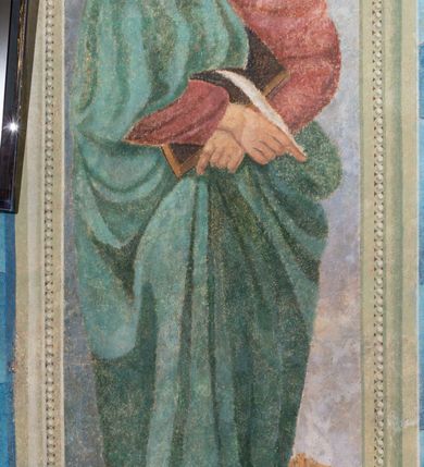 Zdjęcie nr 32: Kościół orientowany, jest budowlą murowaną z cegły i kamienia, na rzucie podłużnym. Korpus jednonawowy i trójprzęsłowy. Stosunkowo szerokie, trójprzęsłowe, zamknięte trójbocznie prezbiterium z przylegającą od północy zakrystią. Na osi kościoła przylega do fasady trójkondygnacyjna wieża z kruchtą w przyziemiu i przyległością od południa, w której mieszczą się prowadzące na wieżę schody.  Od południa i zachodu, na wysokości trzeciego przęsła do korpusu przylega kaplic na rzutach zbliżonych do kwadratów, z czego południową od wschodu i zachodu flankuje para krucht. Nawa, prezbiterium i kaplica północna przekryte są sklepieniami kolebkowymi z lunetami wspartymi na parach lub pojedynczych pilastrach. Kaplica południowa nakryta jest kopułą wspartą na 4 pendentywach. Artykulację ścian na zewnątrz korpusu nawowego i prezbiterium stanowi zespół przypór. Naroża kaplicy południowej ujmują zwielokrotnione pilastry wpierające obiegający bryłę gzyms wieńczący. Naroża kaplicy północnej ujmuje para neogotyckich przypór, natomiast północną ścianę wieńczy neogotycki szczyt schodkowy. 
Do wnętrza prowadzi 6 otworów drzwiowych – 1 w kruchcie w wieży ujęte kamienny, półkoliście zamkniętym portalem schodkowym z dwuskrzydłowymi drzwiami z nadświetlem, 1 zamknięte łukiem półkolistym w przyległości obok wieży, 3 w kruchtach flankujących kaplicę południową – z czego w zachodniej jedno w formie dużych dwuskrzydłowych drzwi z kwaterami bocznymi i nadświetlem, we wschodniej 2 ujęte prostokątnymi, kamiennymi portalami z wąskim nadświetlem i parą uszaków, zwieńczonych parą stykających się wolut z krzyżem na kuli w szczycie oraz 1 prowadzące do zakrystii. Okna korpusu nawowego i prezbiterium w kształcie stojących prostokątów zamkniętych półkoliście, z czego w prezbiterium są smukłe i wysokie. Okna kaplicy północnej zamknięte łukiem koszowym, natomiast kaplicy południowej w postaci prostokątów ujętych kamiennymi obramieniami z uszakami na narożach. 3 z 4 ścian wieży przeprute oknami, po 1 na każdej z kondygnacji, z czego na pierwszej zamknięte półkoliście, na drugiej w kształcie stojącego prostokąta i na trzeciej ostrołukowe. Wieżę wieńczy ceglany szczyt z wydzielonym gzymsami fryzem arkadkowym, wyżej 4 trójkątne szczyty umieszczone na osiach każdej ze ścian ujęte w narożach 4 małymi pinaklami i hełmem pośrodku w formie wysokiego pinakla. Korpus nawowy i prezbiterium przekrywa dach dwuspadowy, kryty blachą, z pinaklową wieżyczką na sygnaturkę na połączeniu tych przestrzeni, kaplicę południową kopuła z latarnią, przylegające do niej kruchty dachy pulpitowe, natomiast kaplica północna ma dach dwuspadowy. Otynkowane ściany kościoła są pomalowane w kolorze białym, miejscami pozostawiony kamienny mur.     
