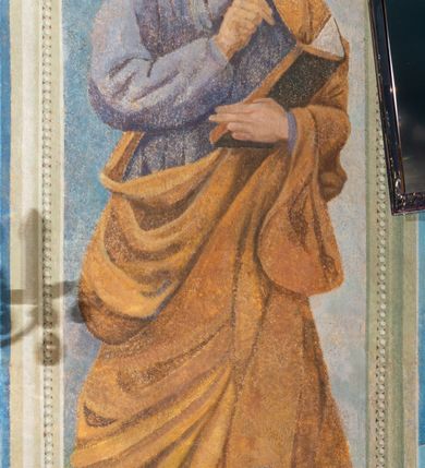 Zdjęcie nr 31: Kościół orientowany, jest budowlą murowaną z cegły i kamienia, na rzucie podłużnym. Korpus jednonawowy i trójprzęsłowy. Stosunkowo szerokie, trójprzęsłowe, zamknięte trójbocznie prezbiterium z przylegającą od północy zakrystią. Na osi kościoła przylega do fasady trójkondygnacyjna wieża z kruchtą w przyziemiu i przyległością od południa, w której mieszczą się prowadzące na wieżę schody.  Od południa i zachodu, na wysokości trzeciego przęsła do korpusu przylega kaplic na rzutach zbliżonych do kwadratów, z czego południową od wschodu i zachodu flankuje para krucht. Nawa, prezbiterium i kaplica północna przekryte są sklepieniami kolebkowymi z lunetami wspartymi na parach lub pojedynczych pilastrach. Kaplica południowa nakryta jest kopułą wspartą na 4 pendentywach. Artykulację ścian na zewnątrz korpusu nawowego i prezbiterium stanowi zespół przypór. Naroża kaplicy południowej ujmują zwielokrotnione pilastry wpierające obiegający bryłę gzyms wieńczący. Naroża kaplicy północnej ujmuje para neogotyckich przypór, natomiast północną ścianę wieńczy neogotycki szczyt schodkowy. 
Do wnętrza prowadzi 6 otworów drzwiowych – 1 w kruchcie w wieży ujęte kamienny, półkoliście zamkniętym portalem schodkowym z dwuskrzydłowymi drzwiami z nadświetlem, 1 zamknięte łukiem półkolistym w przyległości obok wieży, 3 w kruchtach flankujących kaplicę południową – z czego w zachodniej jedno w formie dużych dwuskrzydłowych drzwi z kwaterami bocznymi i nadświetlem, we wschodniej 2 ujęte prostokątnymi, kamiennymi portalami z wąskim nadświetlem i parą uszaków, zwieńczonych parą stykających się wolut z krzyżem na kuli w szczycie oraz 1 prowadzące do zakrystii. Okna korpusu nawowego i prezbiterium w kształcie stojących prostokątów zamkniętych półkoliście, z czego w prezbiterium są smukłe i wysokie. Okna kaplicy północnej zamknięte łukiem koszowym, natomiast kaplicy południowej w postaci prostokątów ujętych kamiennymi obramieniami z uszakami na narożach. 3 z 4 ścian wieży przeprute oknami, po 1 na każdej z kondygnacji, z czego na pierwszej zamknięte półkoliście, na drugiej w kształcie stojącego prostokąta i na trzeciej ostrołukowe. Wieżę wieńczy ceglany szczyt z wydzielonym gzymsami fryzem arkadkowym, wyżej 4 trójkątne szczyty umieszczone na osiach każdej ze ścian ujęte w narożach 4 małymi pinaklami i hełmem pośrodku w formie wysokiego pinakla. Korpus nawowy i prezbiterium przekrywa dach dwuspadowy, kryty blachą, z pinaklową wieżyczką na sygnaturkę na połączeniu tych przestrzeni, kaplicę południową kopuła z latarnią, przylegające do niej kruchty dachy pulpitowe, natomiast kaplica północna ma dach dwuspadowy. Otynkowane ściany kościoła są pomalowane w kolorze białym, miejscami pozostawiony kamienny mur.     
