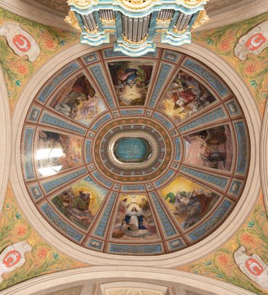 Zdjęcie nr 28: Kościół orientowany, jest budowlą murowaną z cegły i kamienia, na rzucie podłużnym. Korpus jednonawowy i trójprzęsłowy. Stosunkowo szerokie, trójprzęsłowe, zamknięte trójbocznie prezbiterium z przylegającą od północy zakrystią. Na osi kościoła przylega do fasady trójkondygnacyjna wieża z kruchtą w przyziemiu i przyległością od południa, w której mieszczą się prowadzące na wieżę schody.  Od południa i zachodu, na wysokości trzeciego przęsła do korpusu przylega kaplic na rzutach zbliżonych do kwadratów, z czego południową od wschodu i zachodu flankuje para krucht. Nawa, prezbiterium i kaplica północna przekryte są sklepieniami kolebkowymi z lunetami wspartymi na parach lub pojedynczych pilastrach. Kaplica południowa nakryta jest kopułą wspartą na 4 pendentywach. Artykulację ścian na zewnątrz korpusu nawowego i prezbiterium stanowi zespół przypór. Naroża kaplicy południowej ujmują zwielokrotnione pilastry wpierające obiegający bryłę gzyms wieńczący. Naroża kaplicy północnej ujmuje para neogotyckich przypór, natomiast północną ścianę wieńczy neogotycki szczyt schodkowy. 
Do wnętrza prowadzi 6 otworów drzwiowych – 1 w kruchcie w wieży ujęte kamienny, półkoliście zamkniętym portalem schodkowym z dwuskrzydłowymi drzwiami z nadświetlem, 1 zamknięte łukiem półkolistym w przyległości obok wieży, 3 w kruchtach flankujących kaplicę południową – z czego w zachodniej jedno w formie dużych dwuskrzydłowych drzwi z kwaterami bocznymi i nadświetlem, we wschodniej 2 ujęte prostokątnymi, kamiennymi portalami z wąskim nadświetlem i parą uszaków, zwieńczonych parą stykających się wolut z krzyżem na kuli w szczycie oraz 1 prowadzące do zakrystii. Okna korpusu nawowego i prezbiterium w kształcie stojących prostokątów zamkniętych półkoliście, z czego w prezbiterium są smukłe i wysokie. Okna kaplicy północnej zamknięte łukiem koszowym, natomiast kaplicy południowej w postaci prostokątów ujętych kamiennymi obramieniami z uszakami na narożach. 3 z 4 ścian wieży przeprute oknami, po 1 na każdej z kondygnacji, z czego na pierwszej zamknięte półkoliście, na drugiej w kształcie stojącego prostokąta i na trzeciej ostrołukowe. Wieżę wieńczy ceglany szczyt z wydzielonym gzymsami fryzem arkadkowym, wyżej 4 trójkątne szczyty umieszczone na osiach każdej ze ścian ujęte w narożach 4 małymi pinaklami i hełmem pośrodku w formie wysokiego pinakla. Korpus nawowy i prezbiterium przekrywa dach dwuspadowy, kryty blachą, z pinaklową wieżyczką na sygnaturkę na połączeniu tych przestrzeni, kaplicę południową kopuła z latarnią, przylegające do niej kruchty dachy pulpitowe, natomiast kaplica północna ma dach dwuspadowy. Otynkowane ściany kościoła są pomalowane w kolorze białym, miejscami pozostawiony kamienny mur.     
