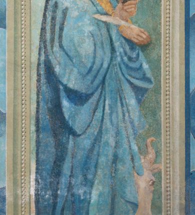 Zdjęcie nr 33: Kościół orientowany, jest budowlą murowaną z cegły i kamienia, na rzucie podłużnym. Korpus jednonawowy i trójprzęsłowy. Stosunkowo szerokie, trójprzęsłowe, zamknięte trójbocznie prezbiterium z przylegającą od północy zakrystią. Na osi kościoła przylega do fasady trójkondygnacyjna wieża z kruchtą w przyziemiu i przyległością od południa, w której mieszczą się prowadzące na wieżę schody.  Od południa i zachodu, na wysokości trzeciego przęsła do korpusu przylega kaplic na rzutach zbliżonych do kwadratów, z czego południową od wschodu i zachodu flankuje para krucht. Nawa, prezbiterium i kaplica północna przekryte są sklepieniami kolebkowymi z lunetami wspartymi na parach lub pojedynczych pilastrach. Kaplica południowa nakryta jest kopułą wspartą na 4 pendentywach. Artykulację ścian na zewnątrz korpusu nawowego i prezbiterium stanowi zespół przypór. Naroża kaplicy południowej ujmują zwielokrotnione pilastry wpierające obiegający bryłę gzyms wieńczący. Naroża kaplicy północnej ujmuje para neogotyckich przypór, natomiast północną ścianę wieńczy neogotycki szczyt schodkowy. 
Do wnętrza prowadzi 6 otworów drzwiowych – 1 w kruchcie w wieży ujęte kamienny, półkoliście zamkniętym portalem schodkowym z dwuskrzydłowymi drzwiami z nadświetlem, 1 zamknięte łukiem półkolistym w przyległości obok wieży, 3 w kruchtach flankujących kaplicę południową – z czego w zachodniej jedno w formie dużych dwuskrzydłowych drzwi z kwaterami bocznymi i nadświetlem, we wschodniej 2 ujęte prostokątnymi, kamiennymi portalami z wąskim nadświetlem i parą uszaków, zwieńczonych parą stykających się wolut z krzyżem na kuli w szczycie oraz 1 prowadzące do zakrystii. Okna korpusu nawowego i prezbiterium w kształcie stojących prostokątów zamkniętych półkoliście, z czego w prezbiterium są smukłe i wysokie. Okna kaplicy północnej zamknięte łukiem koszowym, natomiast kaplicy południowej w postaci prostokątów ujętych kamiennymi obramieniami z uszakami na narożach. 3 z 4 ścian wieży przeprute oknami, po 1 na każdej z kondygnacji, z czego na pierwszej zamknięte półkoliście, na drugiej w kształcie stojącego prostokąta i na trzeciej ostrołukowe. Wieżę wieńczy ceglany szczyt z wydzielonym gzymsami fryzem arkadkowym, wyżej 4 trójkątne szczyty umieszczone na osiach każdej ze ścian ujęte w narożach 4 małymi pinaklami i hełmem pośrodku w formie wysokiego pinakla. Korpus nawowy i prezbiterium przekrywa dach dwuspadowy, kryty blachą, z pinaklową wieżyczką na sygnaturkę na połączeniu tych przestrzeni, kaplicę południową kopuła z latarnią, przylegające do niej kruchty dachy pulpitowe, natomiast kaplica północna ma dach dwuspadowy. Otynkowane ściany kościoła są pomalowane w kolorze białym, miejscami pozostawiony kamienny mur.     
