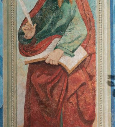 Zdjęcie nr 34: Kościół orientowany, jest budowlą murowaną z cegły i kamienia, na rzucie podłużnym. Korpus jednonawowy i trójprzęsłowy. Stosunkowo szerokie, trójprzęsłowe, zamknięte trójbocznie prezbiterium z przylegającą od północy zakrystią. Na osi kościoła przylega do fasady trójkondygnacyjna wieża z kruchtą w przyziemiu i przyległością od południa, w której mieszczą się prowadzące na wieżę schody.  Od południa i zachodu, na wysokości trzeciego przęsła do korpusu przylega kaplic na rzutach zbliżonych do kwadratów, z czego południową od wschodu i zachodu flankuje para krucht. Nawa, prezbiterium i kaplica północna przekryte są sklepieniami kolebkowymi z lunetami wspartymi na parach lub pojedynczych pilastrach. Kaplica południowa nakryta jest kopułą wspartą na 4 pendentywach. Artykulację ścian na zewnątrz korpusu nawowego i prezbiterium stanowi zespół przypór. Naroża kaplicy południowej ujmują zwielokrotnione pilastry wpierające obiegający bryłę gzyms wieńczący. Naroża kaplicy północnej ujmuje para neogotyckich przypór, natomiast północną ścianę wieńczy neogotycki szczyt schodkowy. 
Do wnętrza prowadzi 6 otworów drzwiowych – 1 w kruchcie w wieży ujęte kamienny, półkoliście zamkniętym portalem schodkowym z dwuskrzydłowymi drzwiami z nadświetlem, 1 zamknięte łukiem półkolistym w przyległości obok wieży, 3 w kruchtach flankujących kaplicę południową – z czego w zachodniej jedno w formie dużych dwuskrzydłowych drzwi z kwaterami bocznymi i nadświetlem, we wschodniej 2 ujęte prostokątnymi, kamiennymi portalami z wąskim nadświetlem i parą uszaków, zwieńczonych parą stykających się wolut z krzyżem na kuli w szczycie oraz 1 prowadzące do zakrystii. Okna korpusu nawowego i prezbiterium w kształcie stojących prostokątów zamkniętych półkoliście, z czego w prezbiterium są smukłe i wysokie. Okna kaplicy północnej zamknięte łukiem koszowym, natomiast kaplicy południowej w postaci prostokątów ujętych kamiennymi obramieniami z uszakami na narożach. 3 z 4 ścian wieży przeprute oknami, po 1 na każdej z kondygnacji, z czego na pierwszej zamknięte półkoliście, na drugiej w kształcie stojącego prostokąta i na trzeciej ostrołukowe. Wieżę wieńczy ceglany szczyt z wydzielonym gzymsami fryzem arkadkowym, wyżej 4 trójkątne szczyty umieszczone na osiach każdej ze ścian ujęte w narożach 4 małymi pinaklami i hełmem pośrodku w formie wysokiego pinakla. Korpus nawowy i prezbiterium przekrywa dach dwuspadowy, kryty blachą, z pinaklową wieżyczką na sygnaturkę na połączeniu tych przestrzeni, kaplicę południową kopuła z latarnią, przylegające do niej kruchty dachy pulpitowe, natomiast kaplica północna ma dach dwuspadowy. Otynkowane ściany kościoła są pomalowane w kolorze białym, miejscami pozostawiony kamienny mur.     
