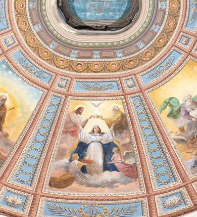 Zdjęcie nr 30: Kościół orientowany, jest budowlą murowaną z cegły i kamienia, na rzucie podłużnym. Korpus jednonawowy i trójprzęsłowy. Stosunkowo szerokie, trójprzęsłowe, zamknięte trójbocznie prezbiterium z przylegającą od północy zakrystią. Na osi kościoła przylega do fasady trójkondygnacyjna wieża z kruchtą w przyziemiu i przyległością od południa, w której mieszczą się prowadzące na wieżę schody.  Od południa i zachodu, na wysokości trzeciego przęsła do korpusu przylega kaplic na rzutach zbliżonych do kwadratów, z czego południową od wschodu i zachodu flankuje para krucht. Nawa, prezbiterium i kaplica północna przekryte są sklepieniami kolebkowymi z lunetami wspartymi na parach lub pojedynczych pilastrach. Kaplica południowa nakryta jest kopułą wspartą na 4 pendentywach. Artykulację ścian na zewnątrz korpusu nawowego i prezbiterium stanowi zespół przypór. Naroża kaplicy południowej ujmują zwielokrotnione pilastry wpierające obiegający bryłę gzyms wieńczący. Naroża kaplicy północnej ujmuje para neogotyckich przypór, natomiast północną ścianę wieńczy neogotycki szczyt schodkowy. 
Do wnętrza prowadzi 6 otworów drzwiowych – 1 w kruchcie w wieży ujęte kamienny, półkoliście zamkniętym portalem schodkowym z dwuskrzydłowymi drzwiami z nadświetlem, 1 zamknięte łukiem półkolistym w przyległości obok wieży, 3 w kruchtach flankujących kaplicę południową – z czego w zachodniej jedno w formie dużych dwuskrzydłowych drzwi z kwaterami bocznymi i nadświetlem, we wschodniej 2 ujęte prostokątnymi, kamiennymi portalami z wąskim nadświetlem i parą uszaków, zwieńczonych parą stykających się wolut z krzyżem na kuli w szczycie oraz 1 prowadzące do zakrystii. Okna korpusu nawowego i prezbiterium w kształcie stojących prostokątów zamkniętych półkoliście, z czego w prezbiterium są smukłe i wysokie. Okna kaplicy północnej zamknięte łukiem koszowym, natomiast kaplicy południowej w postaci prostokątów ujętych kamiennymi obramieniami z uszakami na narożach. 3 z 4 ścian wieży przeprute oknami, po 1 na każdej z kondygnacji, z czego na pierwszej zamknięte półkoliście, na drugiej w kształcie stojącego prostokąta i na trzeciej ostrołukowe. Wieżę wieńczy ceglany szczyt z wydzielonym gzymsami fryzem arkadkowym, wyżej 4 trójkątne szczyty umieszczone na osiach każdej ze ścian ujęte w narożach 4 małymi pinaklami i hełmem pośrodku w formie wysokiego pinakla. Korpus nawowy i prezbiterium przekrywa dach dwuspadowy, kryty blachą, z pinaklową wieżyczką na sygnaturkę na połączeniu tych przestrzeni, kaplicę południową kopuła z latarnią, przylegające do niej kruchty dachy pulpitowe, natomiast kaplica północna ma dach dwuspadowy. Otynkowane ściany kościoła są pomalowane w kolorze białym, miejscami pozostawiony kamienny mur.     
