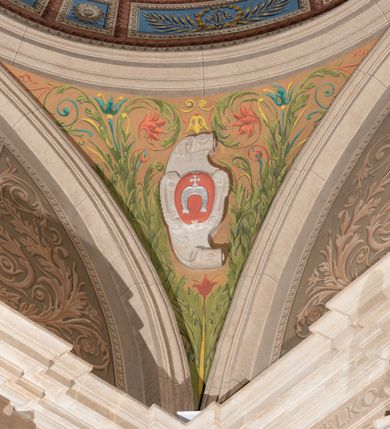 Zdjęcie nr 25: Kościół orientowany, jest budowlą murowaną z cegły i kamienia, na rzucie podłużnym. Korpus jednonawowy i trójprzęsłowy. Stosunkowo szerokie, trójprzęsłowe, zamknięte trójbocznie prezbiterium z przylegającą od północy zakrystią. Na osi kościoła przylega do fasady trójkondygnacyjna wieża z kruchtą w przyziemiu i przyległością od południa, w której mieszczą się prowadzące na wieżę schody.  Od południa i zachodu, na wysokości trzeciego przęsła do korpusu przylega kaplic na rzutach zbliżonych do kwadratów, z czego południową od wschodu i zachodu flankuje para krucht. Nawa, prezbiterium i kaplica północna przekryte są sklepieniami kolebkowymi z lunetami wspartymi na parach lub pojedynczych pilastrach. Kaplica południowa nakryta jest kopułą wspartą na 4 pendentywach. Artykulację ścian na zewnątrz korpusu nawowego i prezbiterium stanowi zespół przypór. Naroża kaplicy południowej ujmują zwielokrotnione pilastry wpierające obiegający bryłę gzyms wieńczący. Naroża kaplicy północnej ujmuje para neogotyckich przypór, natomiast północną ścianę wieńczy neogotycki szczyt schodkowy. 
Do wnętrza prowadzi 6 otworów drzwiowych – 1 w kruchcie w wieży ujęte kamienny, półkoliście zamkniętym portalem schodkowym z dwuskrzydłowymi drzwiami z nadświetlem, 1 zamknięte łukiem półkolistym w przyległości obok wieży, 3 w kruchtach flankujących kaplicę południową – z czego w zachodniej jedno w formie dużych dwuskrzydłowych drzwi z kwaterami bocznymi i nadświetlem, we wschodniej 2 ujęte prostokątnymi, kamiennymi portalami z wąskim nadświetlem i parą uszaków, zwieńczonych parą stykających się wolut z krzyżem na kuli w szczycie oraz 1 prowadzące do zakrystii. Okna korpusu nawowego i prezbiterium w kształcie stojących prostokątów zamkniętych półkoliście, z czego w prezbiterium są smukłe i wysokie. Okna kaplicy północnej zamknięte łukiem koszowym, natomiast kaplicy południowej w postaci prostokątów ujętych kamiennymi obramieniami z uszakami na narożach. 3 z 4 ścian wieży przeprute oknami, po 1 na każdej z kondygnacji, z czego na pierwszej zamknięte półkoliście, na drugiej w kształcie stojącego prostokąta i na trzeciej ostrołukowe. Wieżę wieńczy ceglany szczyt z wydzielonym gzymsami fryzem arkadkowym, wyżej 4 trójkątne szczyty umieszczone na osiach każdej ze ścian ujęte w narożach 4 małymi pinaklami i hełmem pośrodku w formie wysokiego pinakla. Korpus nawowy i prezbiterium przekrywa dach dwuspadowy, kryty blachą, z pinaklową wieżyczką na sygnaturkę na połączeniu tych przestrzeni, kaplicę południową kopuła z latarnią, przylegające do niej kruchty dachy pulpitowe, natomiast kaplica północna ma dach dwuspadowy. Otynkowane ściany kościoła są pomalowane w kolorze białym, miejscami pozostawiony kamienny mur.     
