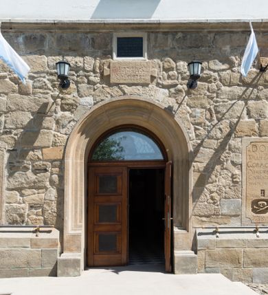 Zdjęcie nr 17: Kościół orientowany, jest budowlą murowaną z cegły i kamienia, na rzucie podłużnym. Korpus jednonawowy i trójprzęsłowy. Stosunkowo szerokie, trójprzęsłowe, zamknięte trójbocznie prezbiterium z przylegającą od północy zakrystią. Na osi kościoła przylega do fasady trójkondygnacyjna wieża z kruchtą w przyziemiu i przyległością od południa, w której mieszczą się prowadzące na wieżę schody.  Od południa i zachodu, na wysokości trzeciego przęsła do korpusu przylega kaplic na rzutach zbliżonych do kwadratów, z czego południową od wschodu i zachodu flankuje para krucht. Nawa, prezbiterium i kaplica północna przekryte są sklepieniami kolebkowymi z lunetami wspartymi na parach lub pojedynczych pilastrach. Kaplica południowa nakryta jest kopułą wspartą na 4 pendentywach. Artykulację ścian na zewnątrz korpusu nawowego i prezbiterium stanowi zespół przypór. Naroża kaplicy południowej ujmują zwielokrotnione pilastry wpierające obiegający bryłę gzyms wieńczący. Naroża kaplicy północnej ujmuje para neogotyckich przypór, natomiast północną ścianę wieńczy neogotycki szczyt schodkowy. 
Do wnętrza prowadzi 6 otworów drzwiowych – 1 w kruchcie w wieży ujęte kamienny, półkoliście zamkniętym portalem schodkowym z dwuskrzydłowymi drzwiami z nadświetlem, 1 zamknięte łukiem półkolistym w przyległości obok wieży, 3 w kruchtach flankujących kaplicę południową – z czego w zachodniej jedno w formie dużych dwuskrzydłowych drzwi z kwaterami bocznymi i nadświetlem, we wschodniej 2 ujęte prostokątnymi, kamiennymi portalami z wąskim nadświetlem i parą uszaków, zwieńczonych parą stykających się wolut z krzyżem na kuli w szczycie oraz 1 prowadzące do zakrystii. Okna korpusu nawowego i prezbiterium w kształcie stojących prostokątów zamkniętych półkoliście, z czego w prezbiterium są smukłe i wysokie. Okna kaplicy północnej zamknięte łukiem koszowym, natomiast kaplicy południowej w postaci prostokątów ujętych kamiennymi obramieniami z uszakami na narożach. 3 z 4 ścian wieży przeprute oknami, po 1 na każdej z kondygnacji, z czego na pierwszej zamknięte półkoliście, na drugiej w kształcie stojącego prostokąta i na trzeciej ostrołukowe. Wieżę wieńczy ceglany szczyt z wydzielonym gzymsami fryzem arkadkowym, wyżej 4 trójkątne szczyty umieszczone na osiach każdej ze ścian ujęte w narożach 4 małymi pinaklami i hełmem pośrodku w formie wysokiego pinakla. Korpus nawowy i prezbiterium przekrywa dach dwuspadowy, kryty blachą, z pinaklową wieżyczką na sygnaturkę na połączeniu tych przestrzeni, kaplicę południową kopuła z latarnią, przylegające do niej kruchty dachy pulpitowe, natomiast kaplica północna ma dach dwuspadowy. Otynkowane ściany kościoła są pomalowane w kolorze białym, miejscami pozostawiony kamienny mur.     
