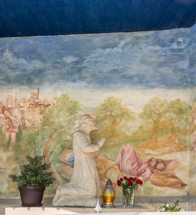 Zdjęcie nr 16: Kościół orientowany, jest budowlą murowaną z cegły i kamienia, na rzucie podłużnym. Korpus jednonawowy i trójprzęsłowy. Stosunkowo szerokie, trójprzęsłowe, zamknięte trójbocznie prezbiterium z przylegającą od północy zakrystią. Na osi kościoła przylega do fasady trójkondygnacyjna wieża z kruchtą w przyziemiu i przyległością od południa, w której mieszczą się prowadzące na wieżę schody.  Od południa i zachodu, na wysokości trzeciego przęsła do korpusu przylega kaplic na rzutach zbliżonych do kwadratów, z czego południową od wschodu i zachodu flankuje para krucht. Nawa, prezbiterium i kaplica północna przekryte są sklepieniami kolebkowymi z lunetami wspartymi na parach lub pojedynczych pilastrach. Kaplica południowa nakryta jest kopułą wspartą na 4 pendentywach. Artykulację ścian na zewnątrz korpusu nawowego i prezbiterium stanowi zespół przypór. Naroża kaplicy południowej ujmują zwielokrotnione pilastry wpierające obiegający bryłę gzyms wieńczący. Naroża kaplicy północnej ujmuje para neogotyckich przypór, natomiast północną ścianę wieńczy neogotycki szczyt schodkowy. 
Do wnętrza prowadzi 6 otworów drzwiowych – 1 w kruchcie w wieży ujęte kamienny, półkoliście zamkniętym portalem schodkowym z dwuskrzydłowymi drzwiami z nadświetlem, 1 zamknięte łukiem półkolistym w przyległości obok wieży, 3 w kruchtach flankujących kaplicę południową – z czego w zachodniej jedno w formie dużych dwuskrzydłowych drzwi z kwaterami bocznymi i nadświetlem, we wschodniej 2 ujęte prostokątnymi, kamiennymi portalami z wąskim nadświetlem i parą uszaków, zwieńczonych parą stykających się wolut z krzyżem na kuli w szczycie oraz 1 prowadzące do zakrystii. Okna korpusu nawowego i prezbiterium w kształcie stojących prostokątów zamkniętych półkoliście, z czego w prezbiterium są smukłe i wysokie. Okna kaplicy północnej zamknięte łukiem koszowym, natomiast kaplicy południowej w postaci prostokątów ujętych kamiennymi obramieniami z uszakami na narożach. 3 z 4 ścian wieży przeprute oknami, po 1 na każdej z kondygnacji, z czego na pierwszej zamknięte półkoliście, na drugiej w kształcie stojącego prostokąta i na trzeciej ostrołukowe. Wieżę wieńczy ceglany szczyt z wydzielonym gzymsami fryzem arkadkowym, wyżej 4 trójkątne szczyty umieszczone na osiach każdej ze ścian ujęte w narożach 4 małymi pinaklami i hełmem pośrodku w formie wysokiego pinakla. Korpus nawowy i prezbiterium przekrywa dach dwuspadowy, kryty blachą, z pinaklową wieżyczką na sygnaturkę na połączeniu tych przestrzeni, kaplicę południową kopuła z latarnią, przylegające do niej kruchty dachy pulpitowe, natomiast kaplica północna ma dach dwuspadowy. Otynkowane ściany kościoła są pomalowane w kolorze białym, miejscami pozostawiony kamienny mur.     
