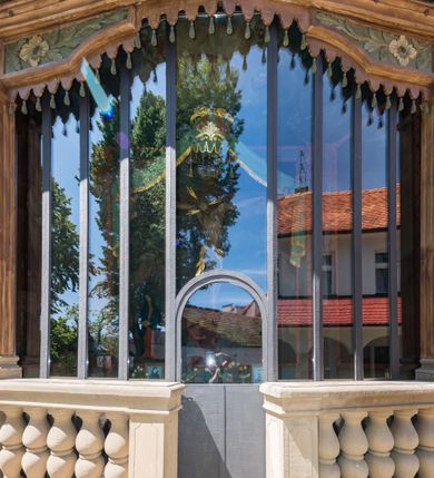 Zdjęcie nr 14: Kościół orientowany, jest budowlą murowaną z cegły i kamienia, na rzucie podłużnym. Korpus jednonawowy i trójprzęsłowy. Stosunkowo szerokie, trójprzęsłowe, zamknięte trójbocznie prezbiterium z przylegającą od północy zakrystią. Na osi kościoła przylega do fasady trójkondygnacyjna wieża z kruchtą w przyziemiu i przyległością od południa, w której mieszczą się prowadzące na wieżę schody.  Od południa i zachodu, na wysokości trzeciego przęsła do korpusu przylega kaplic na rzutach zbliżonych do kwadratów, z czego południową od wschodu i zachodu flankuje para krucht. Nawa, prezbiterium i kaplica północna przekryte są sklepieniami kolebkowymi z lunetami wspartymi na parach lub pojedynczych pilastrach. Kaplica południowa nakryta jest kopułą wspartą na 4 pendentywach. Artykulację ścian na zewnątrz korpusu nawowego i prezbiterium stanowi zespół przypór. Naroża kaplicy południowej ujmują zwielokrotnione pilastry wpierające obiegający bryłę gzyms wieńczący. Naroża kaplicy północnej ujmuje para neogotyckich przypór, natomiast północną ścianę wieńczy neogotycki szczyt schodkowy. 
Do wnętrza prowadzi 6 otworów drzwiowych – 1 w kruchcie w wieży ujęte kamienny, półkoliście zamkniętym portalem schodkowym z dwuskrzydłowymi drzwiami z nadświetlem, 1 zamknięte łukiem półkolistym w przyległości obok wieży, 3 w kruchtach flankujących kaplicę południową – z czego w zachodniej jedno w formie dużych dwuskrzydłowych drzwi z kwaterami bocznymi i nadświetlem, we wschodniej 2 ujęte prostokątnymi, kamiennymi portalami z wąskim nadświetlem i parą uszaków, zwieńczonych parą stykających się wolut z krzyżem na kuli w szczycie oraz 1 prowadzące do zakrystii. Okna korpusu nawowego i prezbiterium w kształcie stojących prostokątów zamkniętych półkoliście, z czego w prezbiterium są smukłe i wysokie. Okna kaplicy północnej zamknięte łukiem koszowym, natomiast kaplicy południowej w postaci prostokątów ujętych kamiennymi obramieniami z uszakami na narożach. 3 z 4 ścian wieży przeprute oknami, po 1 na każdej z kondygnacji, z czego na pierwszej zamknięte półkoliście, na drugiej w kształcie stojącego prostokąta i na trzeciej ostrołukowe. Wieżę wieńczy ceglany szczyt z wydzielonym gzymsami fryzem arkadkowym, wyżej 4 trójkątne szczyty umieszczone na osiach każdej ze ścian ujęte w narożach 4 małymi pinaklami i hełmem pośrodku w formie wysokiego pinakla. Korpus nawowy i prezbiterium przekrywa dach dwuspadowy, kryty blachą, z pinaklową wieżyczką na sygnaturkę na połączeniu tych przestrzeni, kaplicę południową kopuła z latarnią, przylegające do niej kruchty dachy pulpitowe, natomiast kaplica północna ma dach dwuspadowy. Otynkowane ściany kościoła są pomalowane w kolorze białym, miejscami pozostawiony kamienny mur.     
