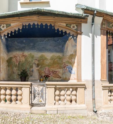 Zdjęcie nr 15: Kościół orientowany, jest budowlą murowaną z cegły i kamienia, na rzucie podłużnym. Korpus jednonawowy i trójprzęsłowy. Stosunkowo szerokie, trójprzęsłowe, zamknięte trójbocznie prezbiterium z przylegającą od północy zakrystią. Na osi kościoła przylega do fasady trójkondygnacyjna wieża z kruchtą w przyziemiu i przyległością od południa, w której mieszczą się prowadzące na wieżę schody.  Od południa i zachodu, na wysokości trzeciego przęsła do korpusu przylega kaplic na rzutach zbliżonych do kwadratów, z czego południową od wschodu i zachodu flankuje para krucht. Nawa, prezbiterium i kaplica północna przekryte są sklepieniami kolebkowymi z lunetami wspartymi na parach lub pojedynczych pilastrach. Kaplica południowa nakryta jest kopułą wspartą na 4 pendentywach. Artykulację ścian na zewnątrz korpusu nawowego i prezbiterium stanowi zespół przypór. Naroża kaplicy południowej ujmują zwielokrotnione pilastry wpierające obiegający bryłę gzyms wieńczący. Naroża kaplicy północnej ujmuje para neogotyckich przypór, natomiast północną ścianę wieńczy neogotycki szczyt schodkowy. 
Do wnętrza prowadzi 6 otworów drzwiowych – 1 w kruchcie w wieży ujęte kamienny, półkoliście zamkniętym portalem schodkowym z dwuskrzydłowymi drzwiami z nadświetlem, 1 zamknięte łukiem półkolistym w przyległości obok wieży, 3 w kruchtach flankujących kaplicę południową – z czego w zachodniej jedno w formie dużych dwuskrzydłowych drzwi z kwaterami bocznymi i nadświetlem, we wschodniej 2 ujęte prostokątnymi, kamiennymi portalami z wąskim nadświetlem i parą uszaków, zwieńczonych parą stykających się wolut z krzyżem na kuli w szczycie oraz 1 prowadzące do zakrystii. Okna korpusu nawowego i prezbiterium w kształcie stojących prostokątów zamkniętych półkoliście, z czego w prezbiterium są smukłe i wysokie. Okna kaplicy północnej zamknięte łukiem koszowym, natomiast kaplicy południowej w postaci prostokątów ujętych kamiennymi obramieniami z uszakami na narożach. 3 z 4 ścian wieży przeprute oknami, po 1 na każdej z kondygnacji, z czego na pierwszej zamknięte półkoliście, na drugiej w kształcie stojącego prostokąta i na trzeciej ostrołukowe. Wieżę wieńczy ceglany szczyt z wydzielonym gzymsami fryzem arkadkowym, wyżej 4 trójkątne szczyty umieszczone na osiach każdej ze ścian ujęte w narożach 4 małymi pinaklami i hełmem pośrodku w formie wysokiego pinakla. Korpus nawowy i prezbiterium przekrywa dach dwuspadowy, kryty blachą, z pinaklową wieżyczką na sygnaturkę na połączeniu tych przestrzeni, kaplicę południową kopuła z latarnią, przylegające do niej kruchty dachy pulpitowe, natomiast kaplica północna ma dach dwuspadowy. Otynkowane ściany kościoła są pomalowane w kolorze białym, miejscami pozostawiony kamienny mur.     
