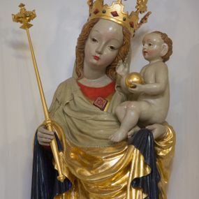 Zdjęcie nr 1: Rzeźba pełnoplastyczna, wolnostojąca, ukazująca Matkę Boską z Dzieciątkiem. Maria ustawiona frontalnie, w kontrapoście o sylwetce wygiętej na kształt litery „S”, z głową przechyloną na lewo. Na lewym ręku trzyma Dzieciątko i podtrzymuje dłonią płaszcz, w prawej dzierży berło. Twarz okrągła z wysokim czołem, drobnymi ustami i małymi oczami, o delikatnie zarysowanych łukach brwiowych. Włosy jasne, ułożone w skręcone pukle spływające na plecy. Madonna ubrana jest w czerwoną suknię, złoty płaszcz z ciemnogranatową podszewką spięty na piersi broszą w kształcie rombu oraz czarne buty. Na głowie ma założony beżowy welon spływający na ramiona i piersi oraz złotą koronę w typie otwartym, kameryzowaną. Draperia szat miękka o wyraźnie zaznaczonych, licznych fałdach misowych i kaskadowych. Dzieciątko ukazane w pozycji siedzącej, zwrócone w prawo, z nóżkami skrzyżowanymi, założonymi lewa na prawą. W lewej dłoni trzyma jabłko królewskie, a prawą podnosi do gestu błogosławieństwa. Twarz o dziecięcych rysach, z wysokim i wypukłym czołem, z delikatnie otwartymi ustami, okolona krótkimi i kędzierzawymi włosami. Polichromia w odsłoniętych partiach ciała o delikatnych odcieniach szarości, płaszcz i atrybuty złocone. 