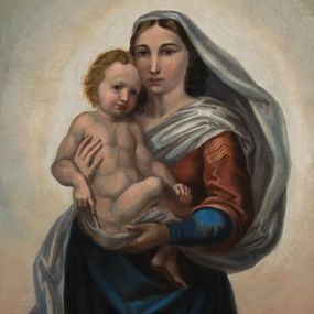 Zdjęcie nr 1: Obraz w kształcie stojącego prostokąta, zamknięty półkoliście z przedstawieniem Matki Boskiej z Dzieciątkiem. W centrum kompozycji ukazana Maria w postawie stojącej na dużym, zielonym globie ziemskim, w kontrapoście, z lewą nogą ugiętą w kolanie i z Dzieciątkiem Jezus na prawym ręku. Twarz podłużna z długim nosem, drobnymi ustami i wzrokiem wpatrzonym wprost na widza. Pod welonem widoczne długie i ciemnobrązowe włosy z przedziałkiem pośrodku. Ubrana jest w niebieską szatę spodnią z długimi rękawami, czerwoną suknię z rękawami podwiniętymi do łokci, niebieski płaszcz otulający ją od pasa w dół oraz długi, biały welon z jednym końcem rozwianym z lewej strony obrazu. Dzieciątko zwrócone jest trzy czwarte w lewo, z prawą nóżką ugiętą w kolanie i założoną na lewą i z głową przytuloną do Matki Boskiej. Twarz o rysach dziecięcych, pulchnych policzkach z ciemnymi oczami o smutnym wyrazie, okolona krótkimi i kędzierzawymi włosami. W dolnej części kompozycji szaro-różowe obłoki, powyżej różowe niebo, a w górnej części jasnoniebieskie. Wokół Dzieciątka i Matki Boskiej duża świetlista aureola. Rama drewniana, profilowana i złocona.