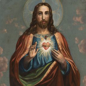 Zdjęcie nr 1: Obraz w kształcie stojącego prostokąta, zamknięty półkoliście z przedstawieniem Najświętszego Serca Jezusa. W centrum kompozycji ukazany Jezus w całej postaci, prawą ręką czyniący gest błogosławieństwa, lewą wskazujący na gorejące na piersi serce. Twarz podłużna z długim i wąskim nosem, delikatnie otwartymi ustami, okolona krótką brodą, rozdzieloną na dwa, małe pukle. Włosy długie, ciemnobrązowe, z przedziałkiem pośrodku, opadające na plecy i ramiona bujnymi falami. Jezus ubrany jest w długą, niebieską suknię oraz czerwony płaszcz o zielonej podszewce, na brzegu zdobiony ozdobną pasmanterią złożoną z rzędu złotych gwiazdek. Na dłoniach Jezus ma widoczne ślady męki, a na piersi gorejące serce, oplecione koroną cierniową, z zatkniętym u góry krzyżykiem, ukazane na tle promienistej glorii. Wokół głowy ma nimb krzyżowy wpisany w koło. W dolnej części kompozycji gęsto skłębione szaro-różowe chmury, w górnej niebieskie niebo o pastelowym odcieniu. Po prawej stronie obrazu, przy lewej nodze Jezusa sygnatura „Stopa / 1886”. Rama drewniana, profilowana i złocona.